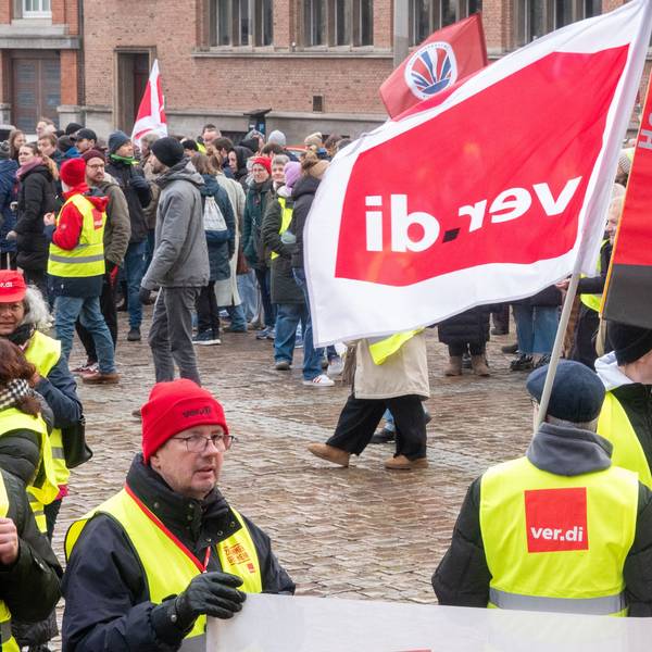 Streikende bei einer Demonstration während eines Warnstreiks in Kiel. (Archivfoto)