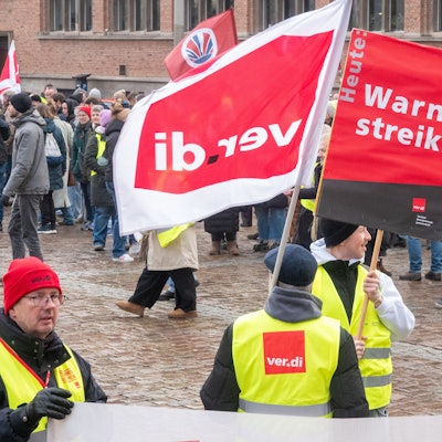 Streikende bei einer Demonstration während eines Warnstreiks in Kiel. (Archivfoto)