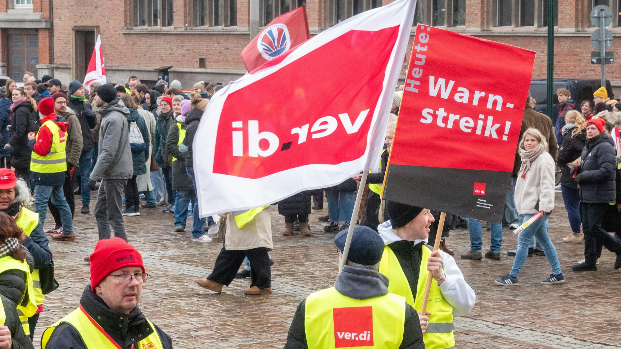 Streikende bei einer Demonstration während eines Warnstreiks in Kiel. (Archivfoto)