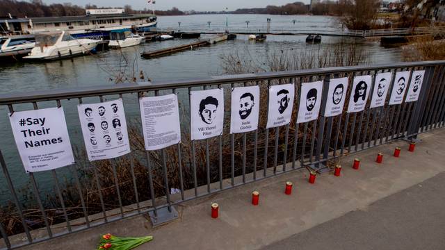 Blick auf eine wieder errichtete Gedenkstelle für die Opfer des Anschlages in Hanau am Rheinufer in Rodenkirchen in Köln, nachdem Unbekannte die Gedenktafeln zerstört hatten.
