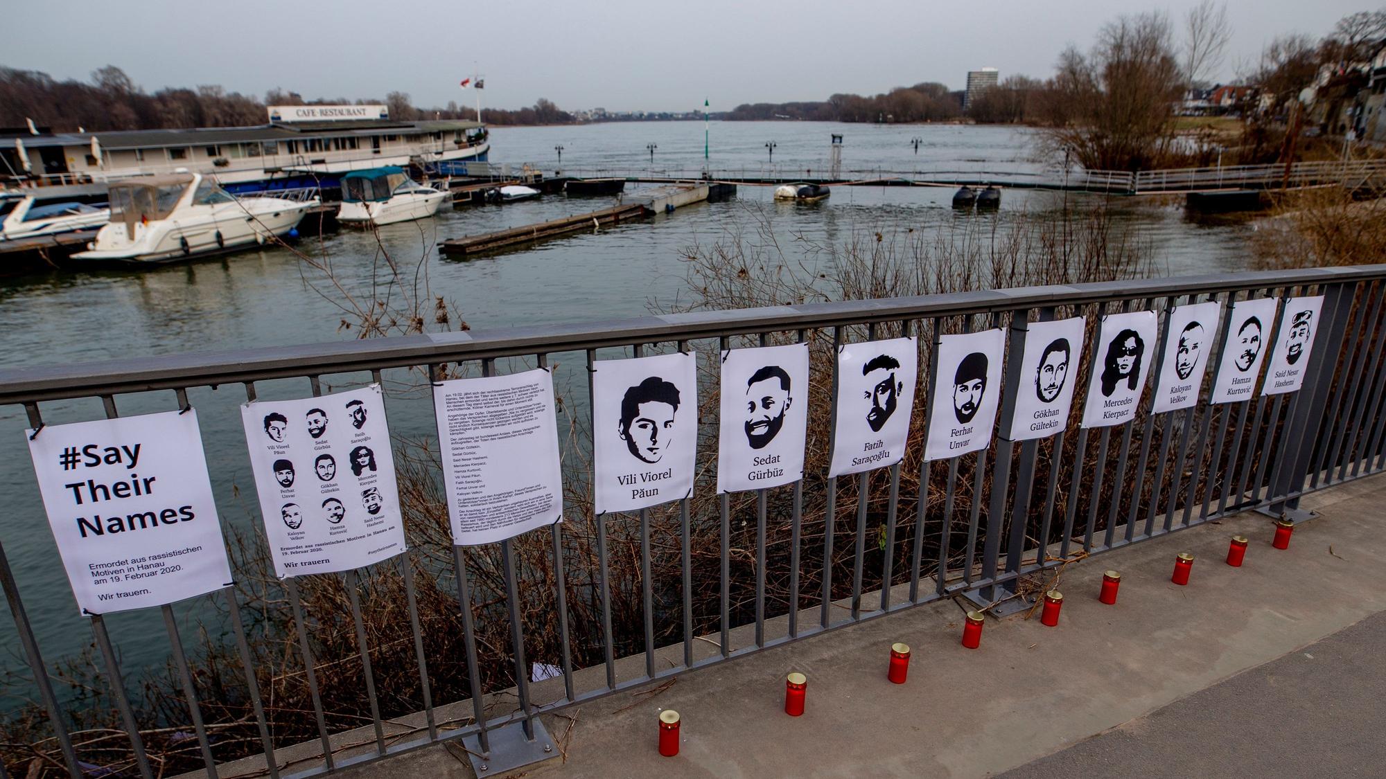 Blick auf eine wieder errichtete Gedenkstelle für die Opfer des Anschlages in Hanau am Rheinufer in Rodenkirchen in Köln, nachdem Unbekannte die Gedenktafeln zerstört hatten.