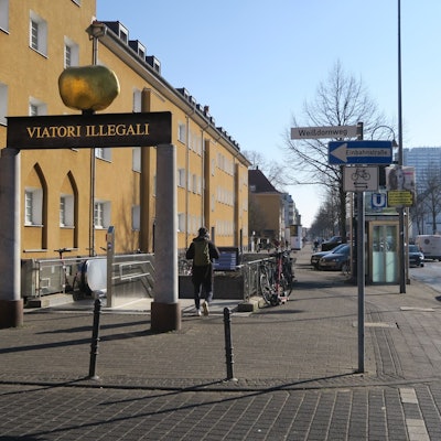 Blick auf den Eingang zur U-Bahn-Haltestelle Akazienweg an der Venloer Straße