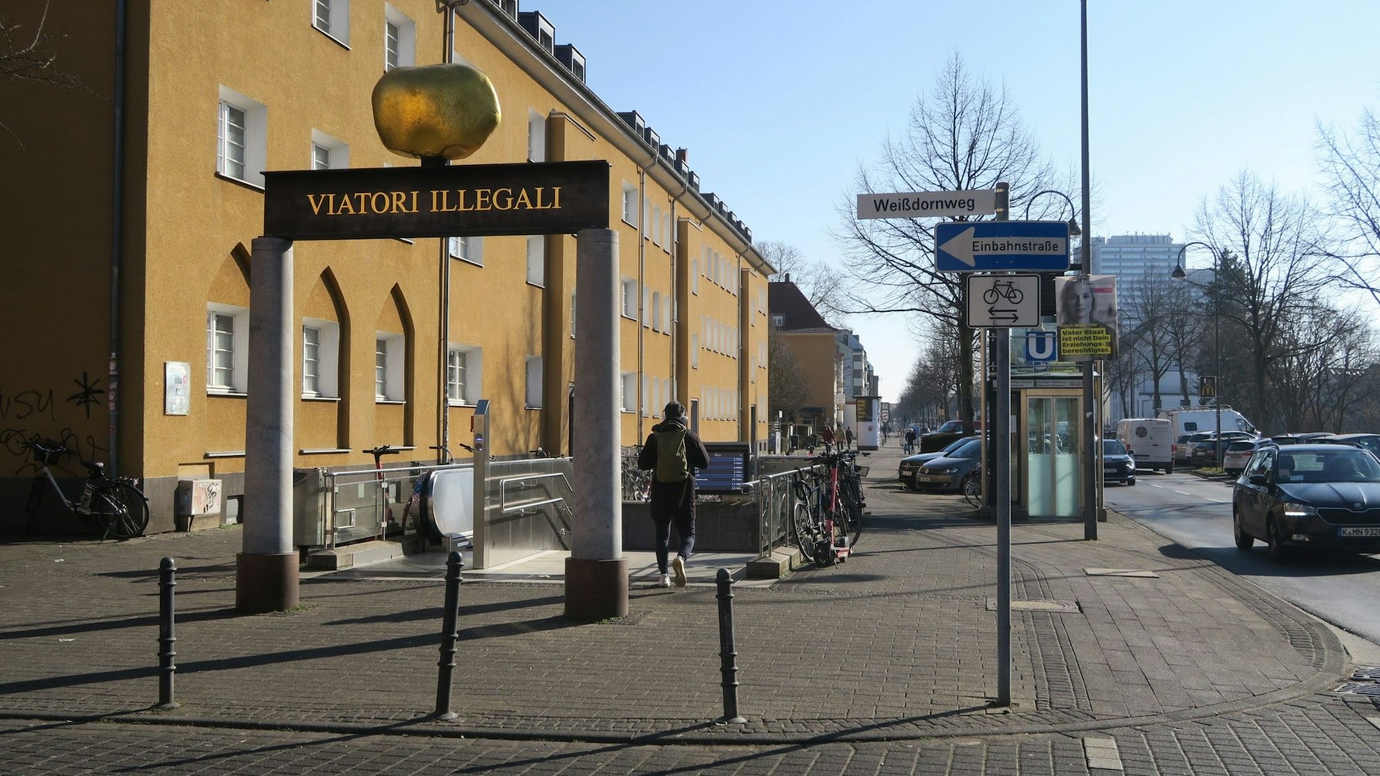 Blick auf den Eingang zur U-Bahn-Haltestelle Akazienweg an der Venloer Straße