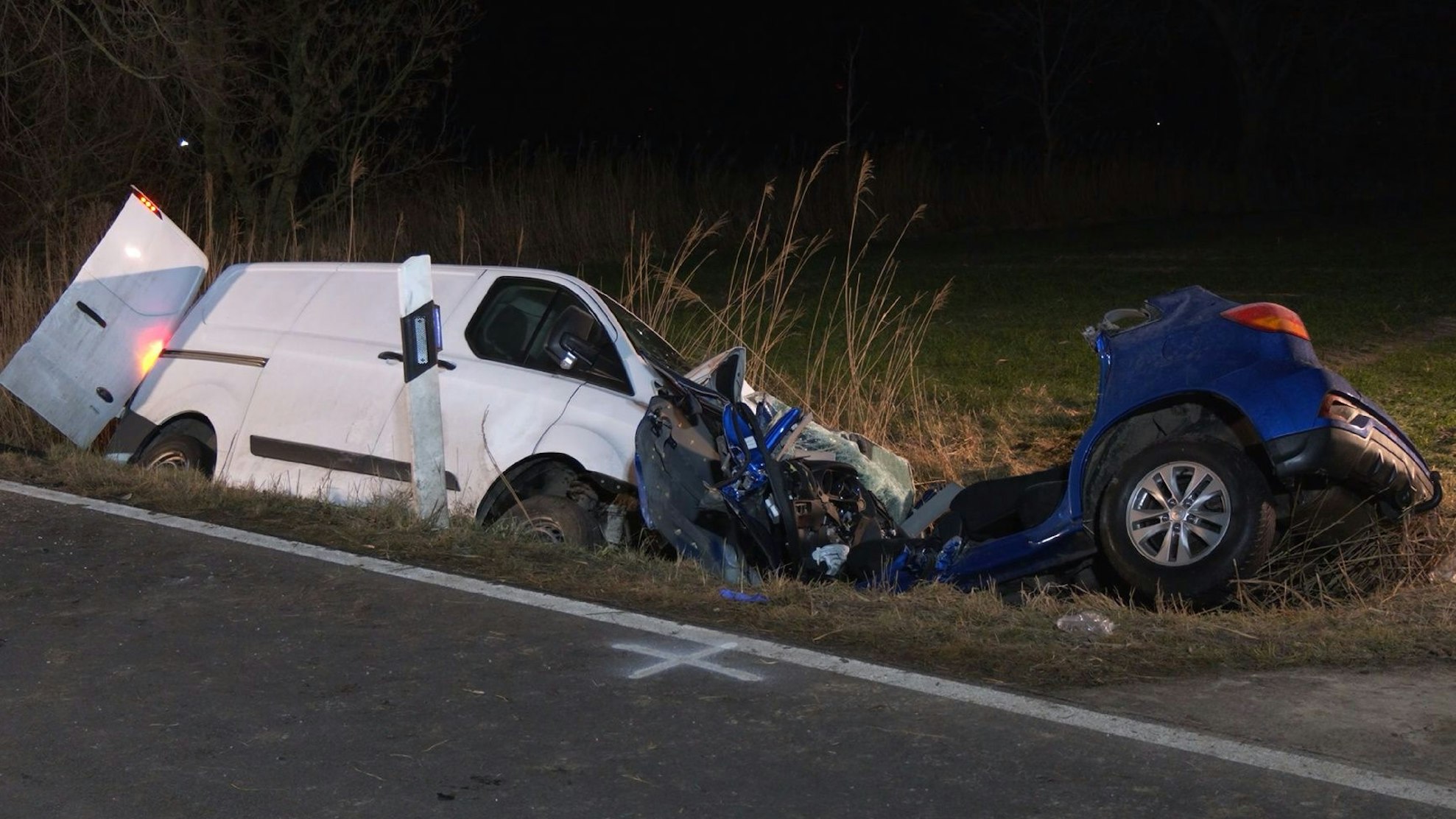 17.02.2025, Pewsum: Ein Kleintransporter und ein Auto liegen im Straßengraben nach einem Unfall, bei dem zwei Menschen in Pewsum (Gemeinde
Krummhörn) starben. Foto: --/NonstopNews/dpa +++ dpa-Bildfunk +++