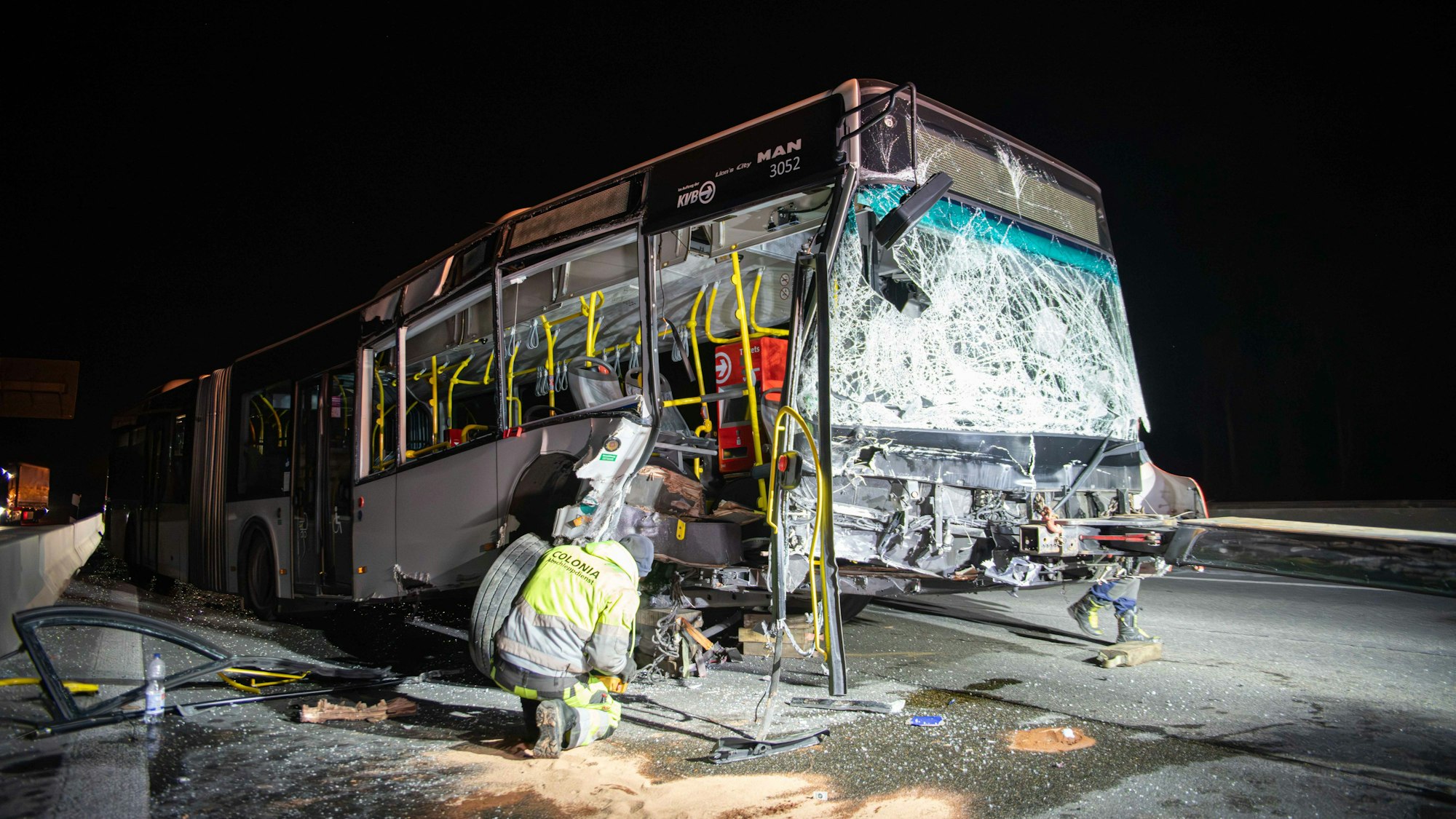17.2.2024: KVB-Bus verunglückt auf A4 am AK Köln-Süd
