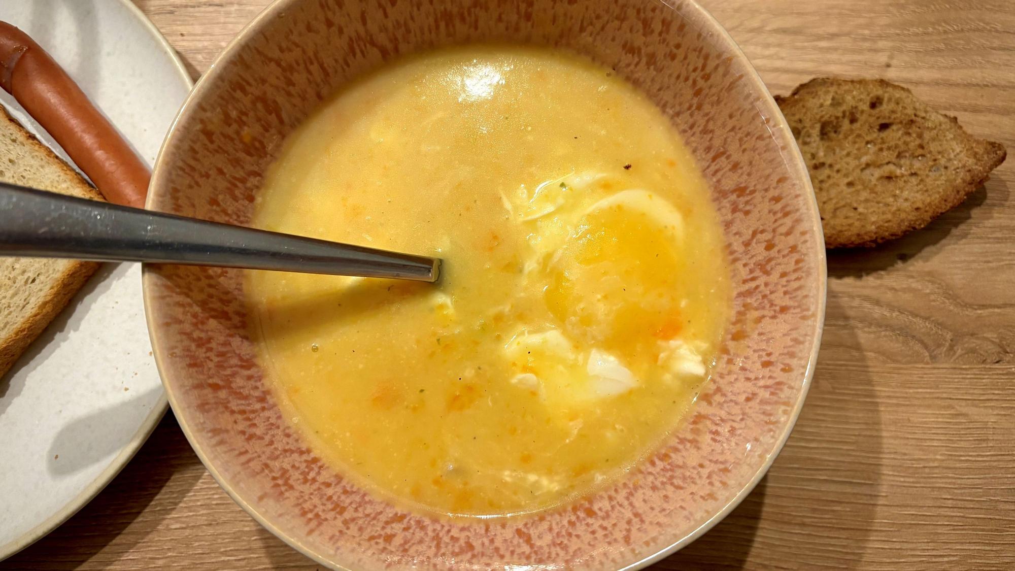 Die einfache Kartoffelsuppe nach dem Rezept von Jennifer Kuschel in einer Schale mit Suppenlöffel. Sie wird in Teilen püriert - und am Ende kommt noch ein Ei hinein.