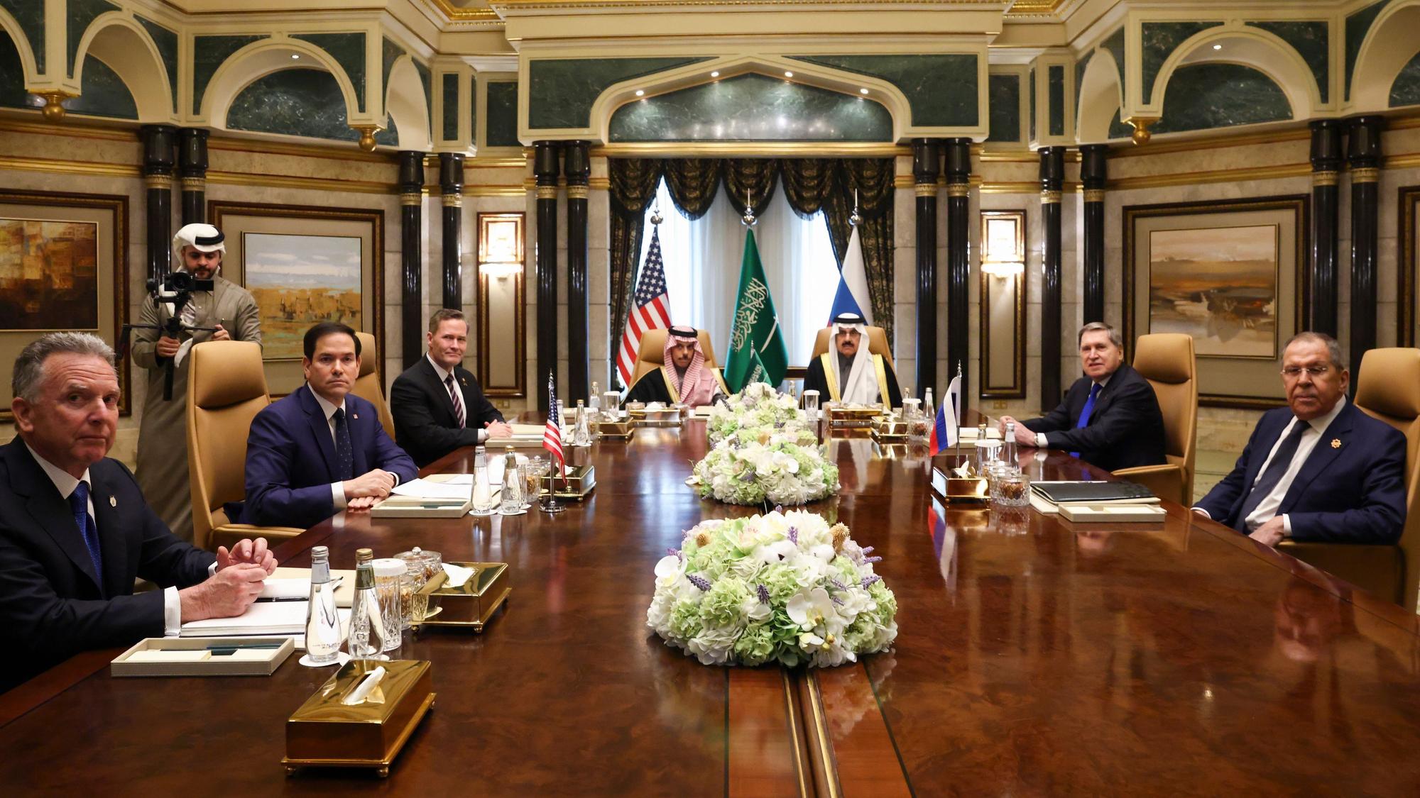 US-Außenminister Marco Rubio und der russische Außenminister Sergej Lawrow an einem Verhandlungstisch in Riad.