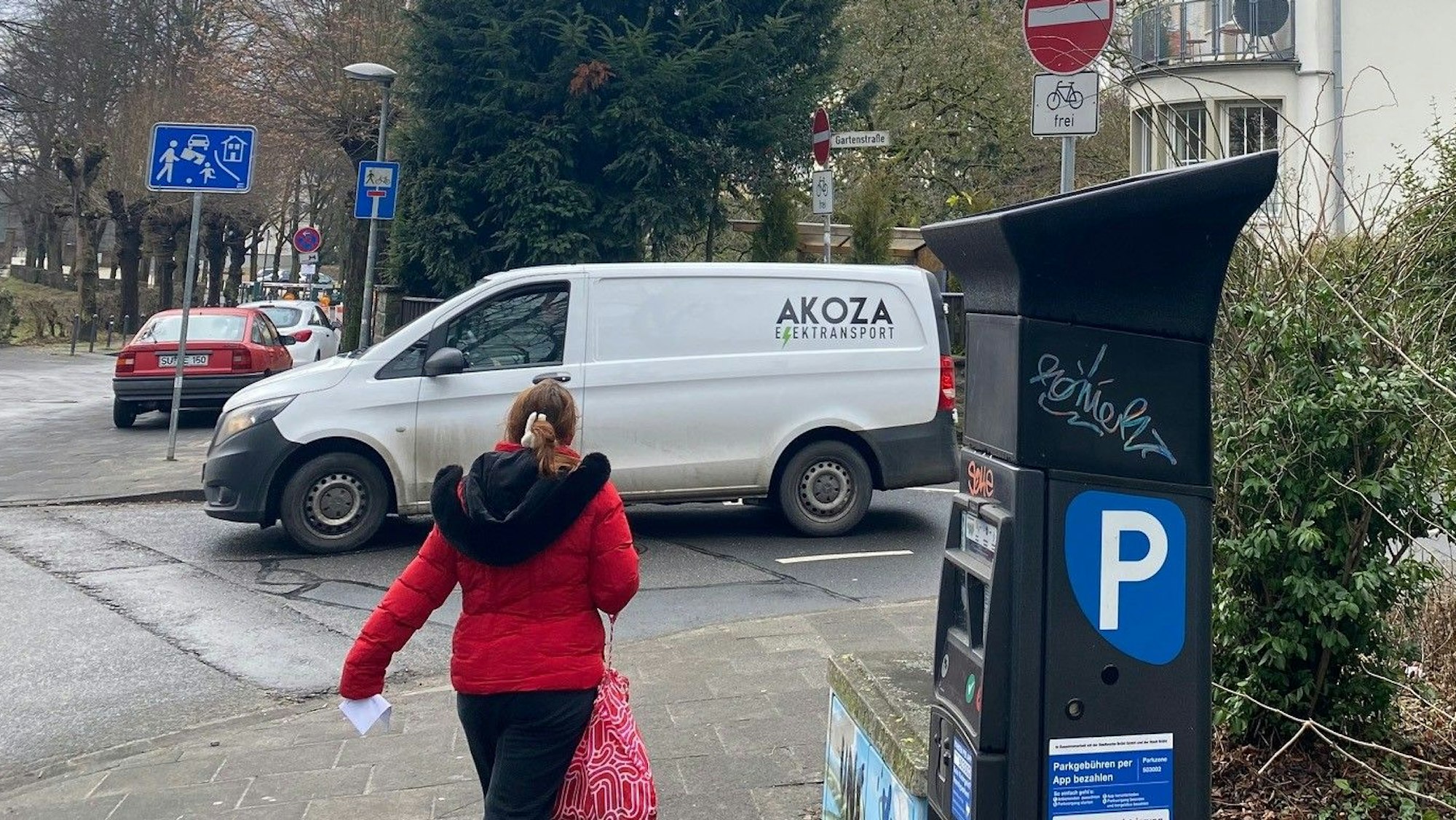 Zu sehen ist ein Parkscheinautomat in Brühl.