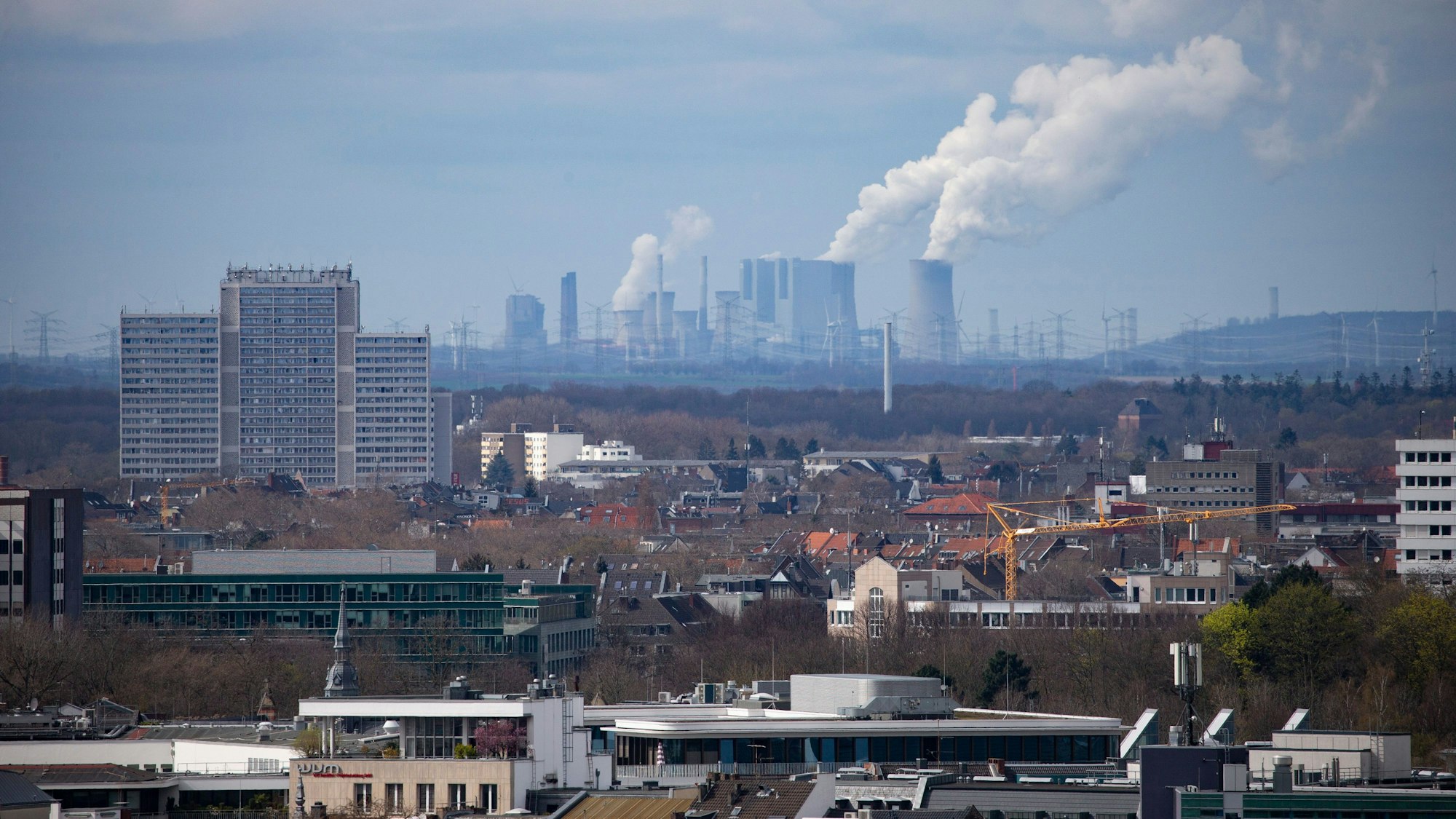 Aussicht über Köln mit dem Kohlekraftwerk Niederaussem am Horizont. Wenn Wind und Sonne nicht liefern, wird vermehrt auf Kohle gesetzt. (Archivfoto)
