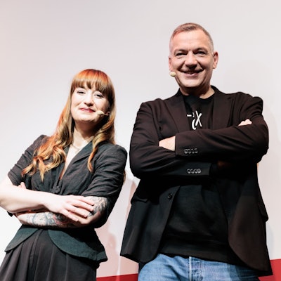 ARCHIV - 19.12.2024, Berlin: Die Spitzenkandidaten der Partei Die Linke Heidi Reichinnek (l) und Jan van Aken (r) stellen das Großplakat mit dem Text "Alle wollen regieren. Wir wollen verändern" aus der Plakatkampagne zur Bundestagswahl der Partei Die Linke vor. (zu dpa: «Amtsinhaber bis Waffeninspekteur: Die Spitzenkandidaten») Foto: Carsten Koall/dpa +++ dpa-Bildfunk +++