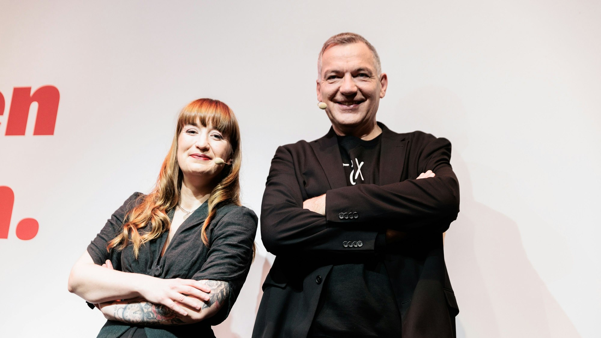 ARCHIV - 19.12.2024, Berlin: Die Spitzenkandidaten der Partei Die Linke Heidi Reichinnek (l) und Jan van Aken (r) stellen das Großplakat mit dem Text "Alle wollen regieren. Wir wollen verändern" aus der Plakatkampagne zur Bundestagswahl der Partei Die Linke vor. (zu dpa: «Amtsinhaber bis Waffeninspekteur: Die Spitzenkandidaten») Foto: Carsten Koall/dpa +++ dpa-Bildfunk +++