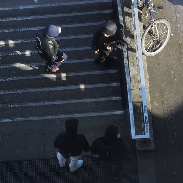 18.02.2025, Köln: Einige Zugänge am Ebertplatz werden von der Stadt zu gemacht. Dealer Treff am Zugang an der Sparkasse. Foto: Arton Krasniqi