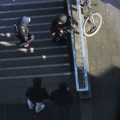 18.02.2025, Köln: Einige Zugänge am Ebertplatz werden von der Stadt zu gemacht. Dealer Treff am Zugang an der Sparkasse. Foto: Arton Krasniqi