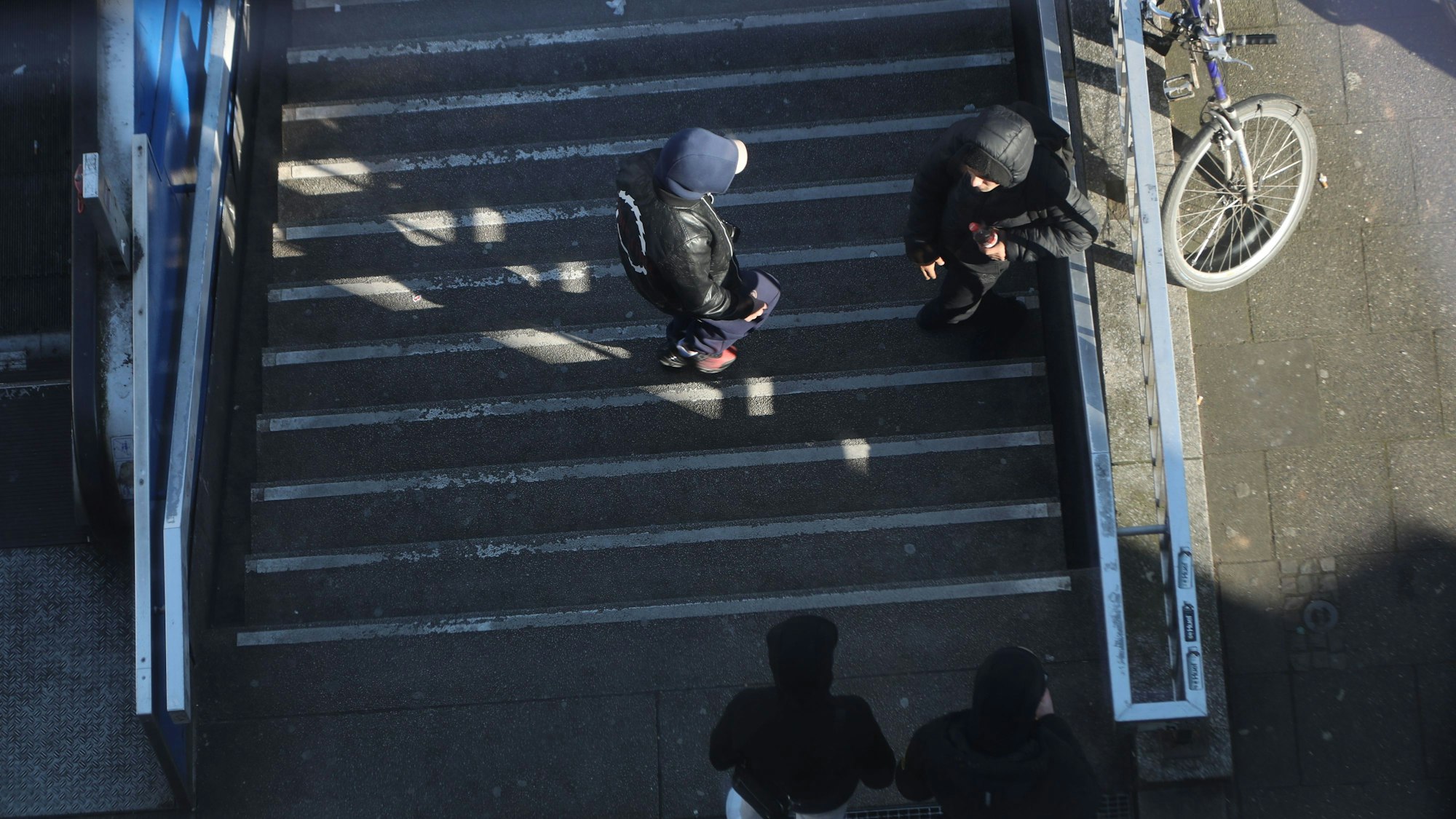 Personen stehen an einem Zugang am Ebertplatz.