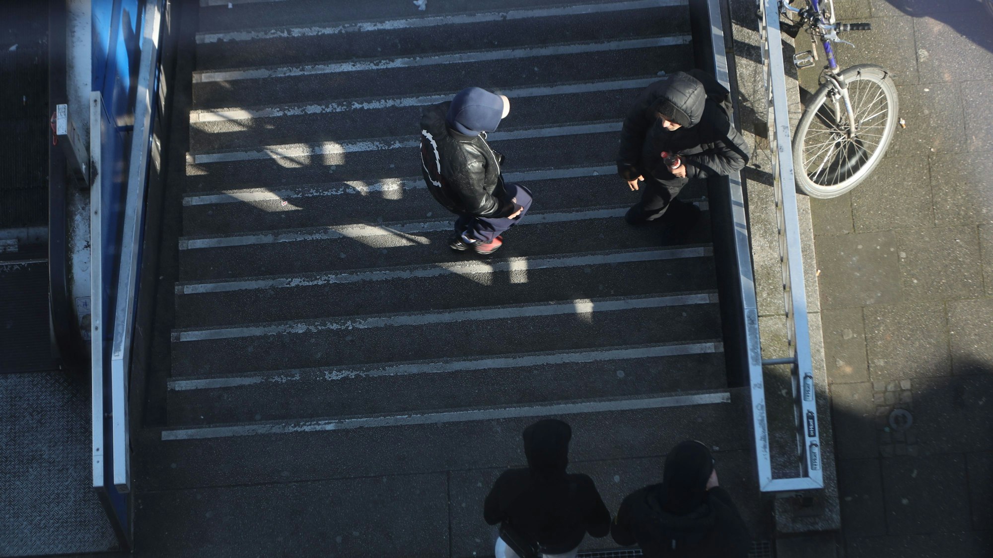 Personen stehen an einem Zugang am Ebertplatz.