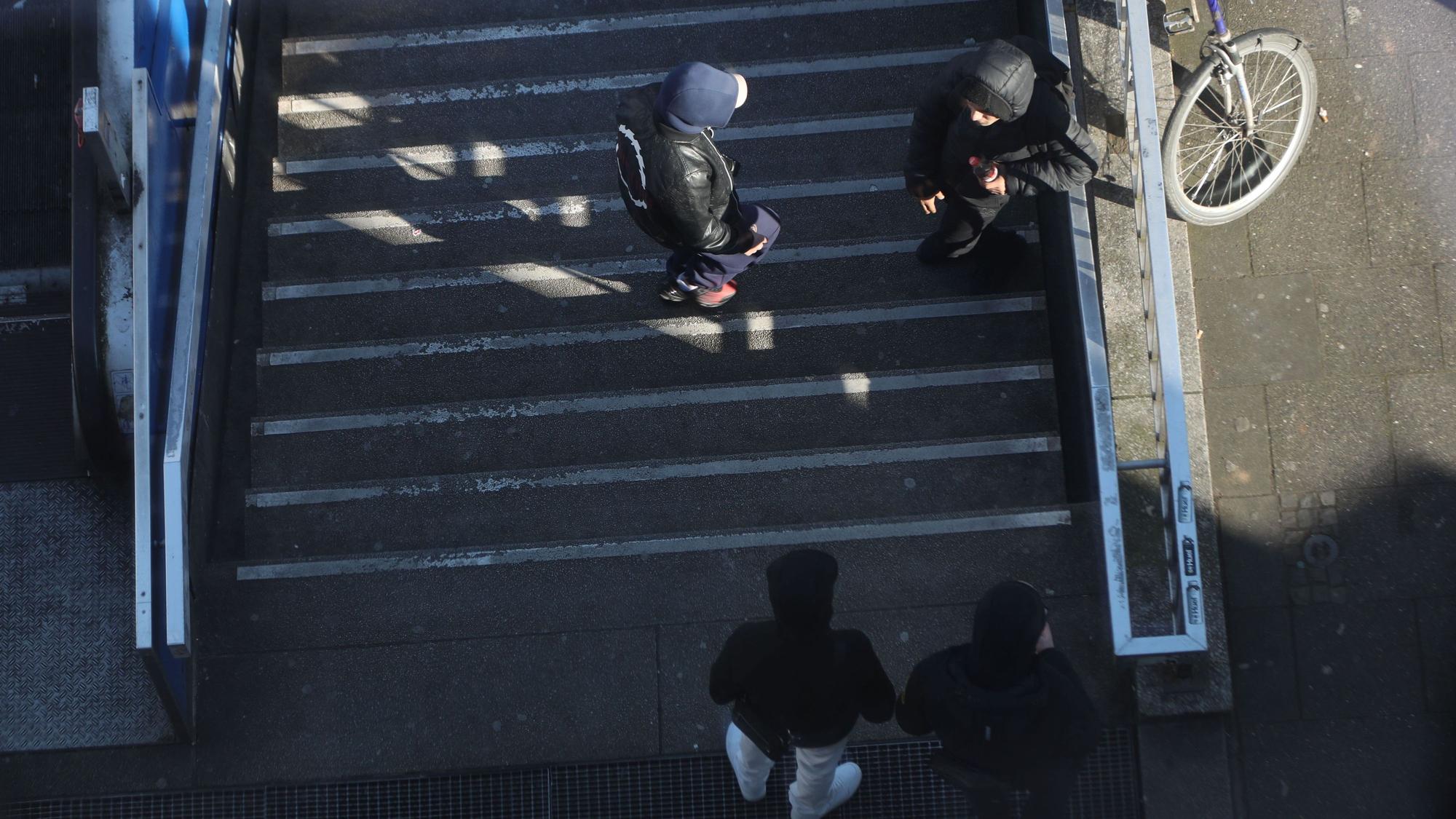 Mutmaßliche Dealer treffen sich am Zugang zum Ebertplatz.