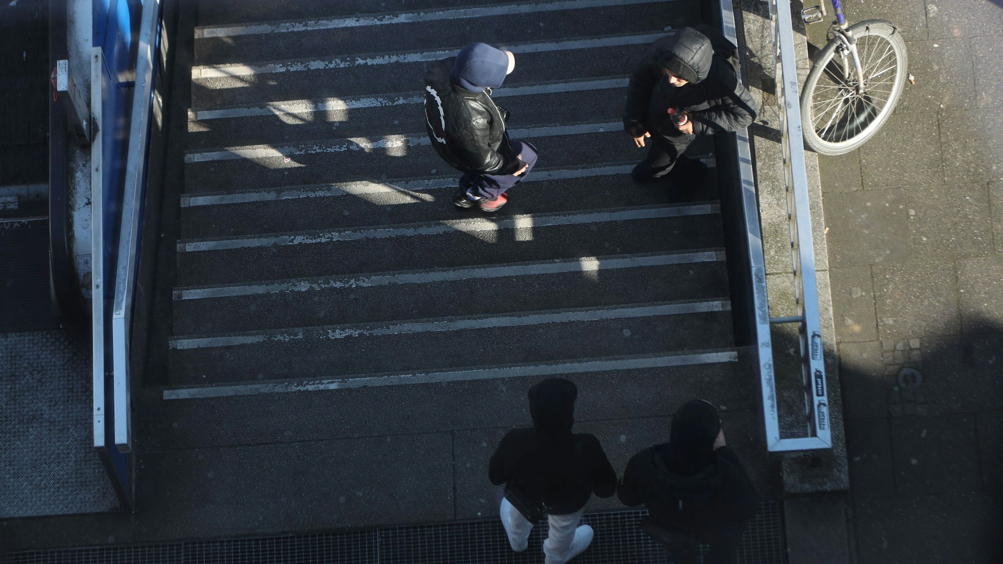 Mutmaßliche Dealer treffen sich am Zugang zum Ebertplatz.