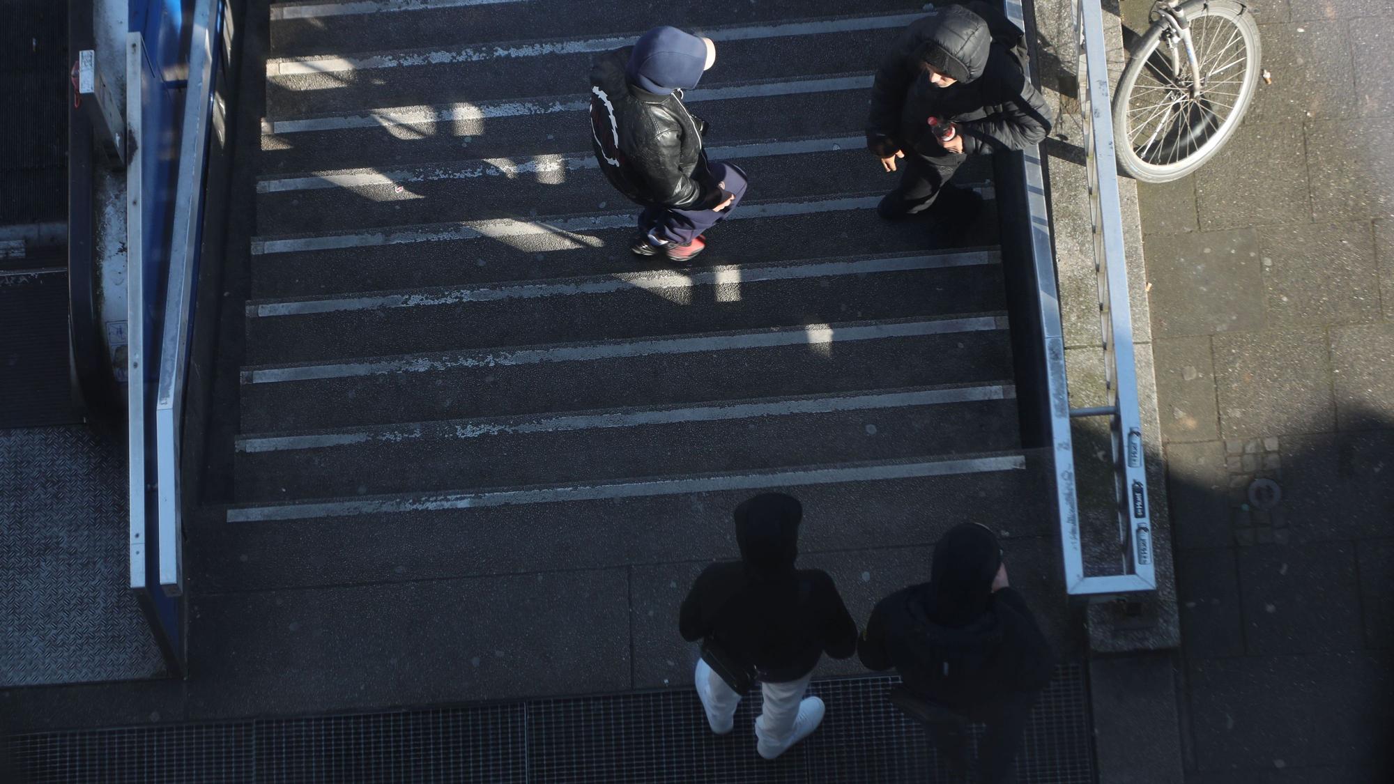 18.02.2025, Köln: Einige Zugänge am Ebertplatz werden von der Stadt zu gemacht. Dealer Treff am Zugang an der Sparkasse. Foto: Arton Krasniqi