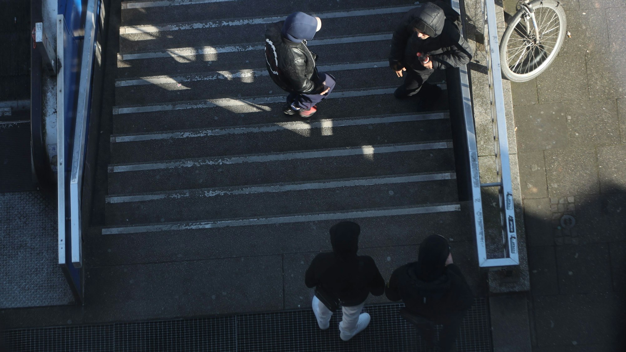 18.02.2025, Köln: Einige Zugänge am Ebertplatz werden von der Stadt zu gemacht. Dealer Treff am Zugang an der Sparkasse. Foto: Arton Krasniqi