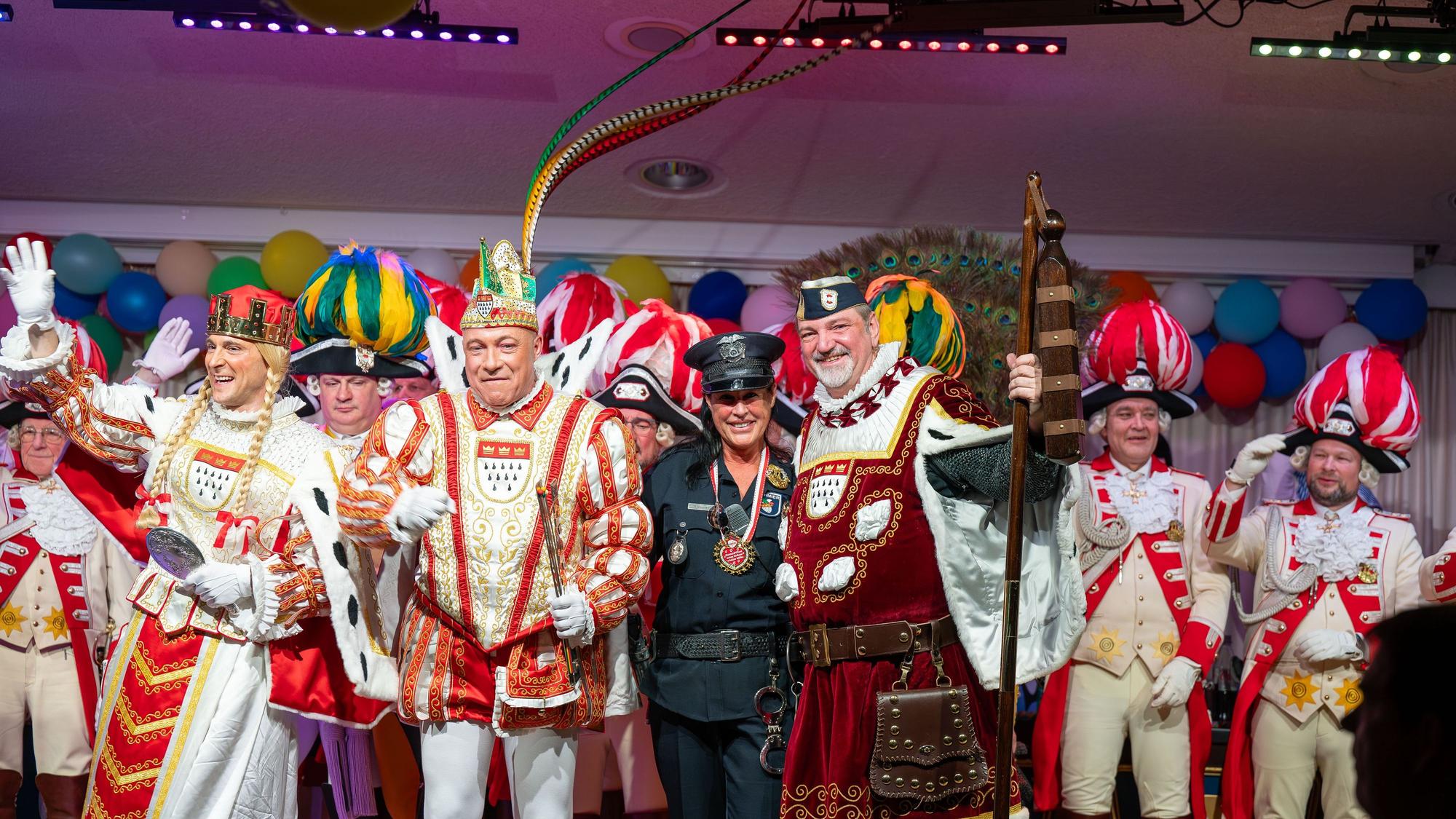 Das Kölner Dreigestirn, beim Gruppenbild mit „Café Cultura“-Leiterin Ines Simons (in Schwarz).