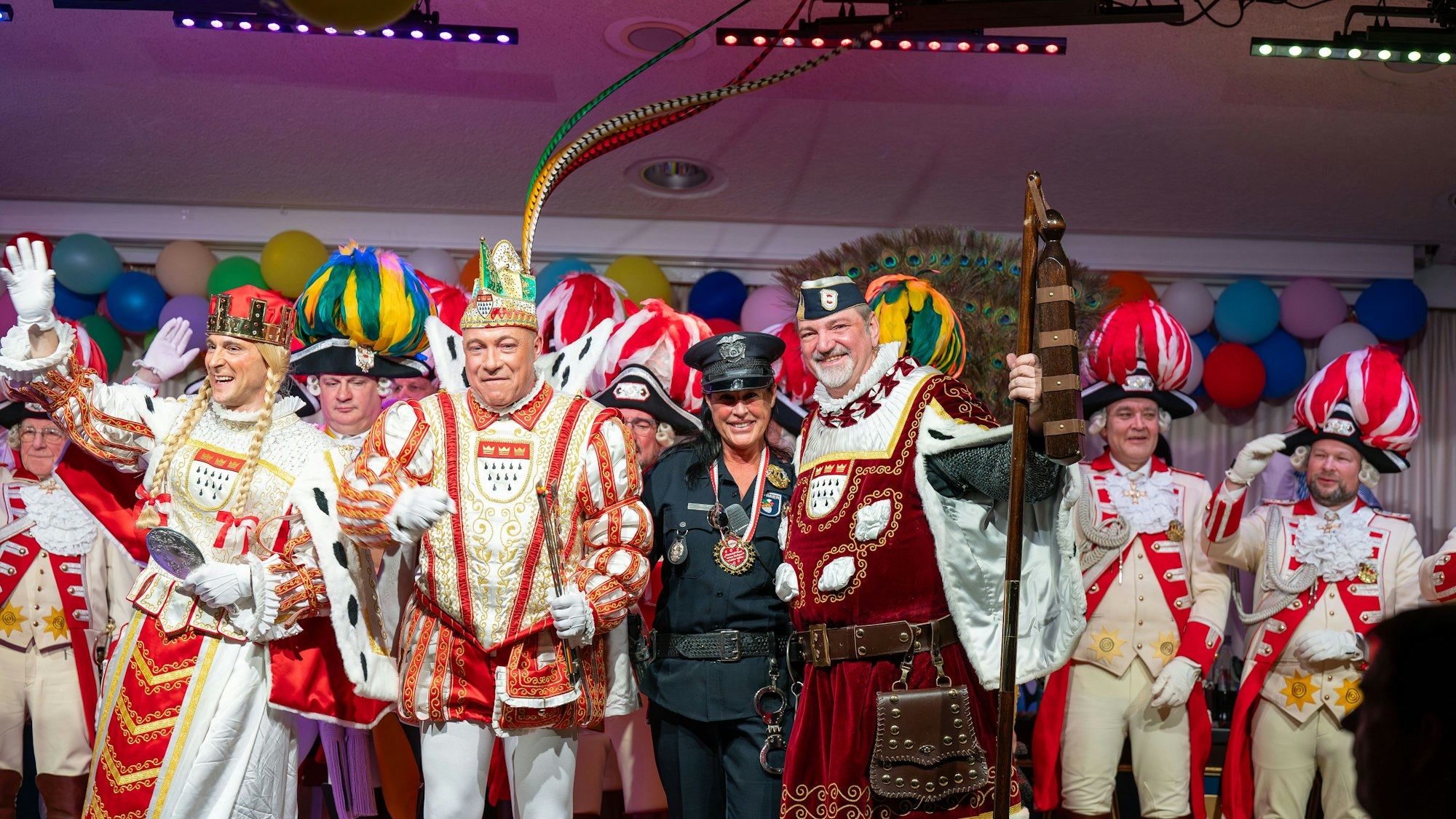 Das Kölner Dreigestirn, beim Gruppenbild mit „Café Cultura“-Leiterin Ines Simons (in Schwarz).