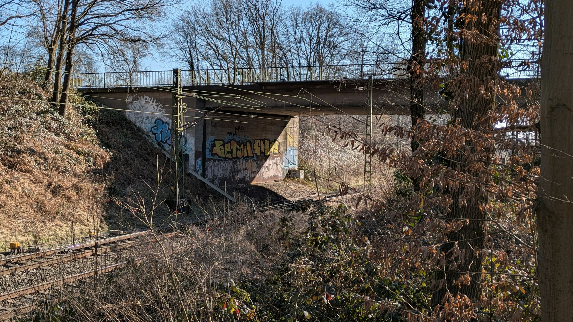 Eine Brücke über eine Bahnstrecke.