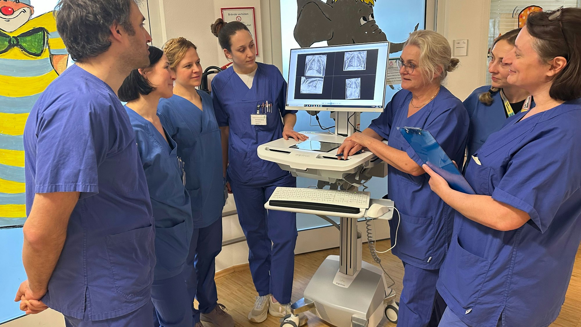 Asklepios Kinderklinik in Sankt Augustin, Team der Kinderintensivstation und Neonatologie. Dr. Beatrix Wiebe (3.v.r.), Leiterin, und Privatdozent Dr. Tobias Hannes (links).