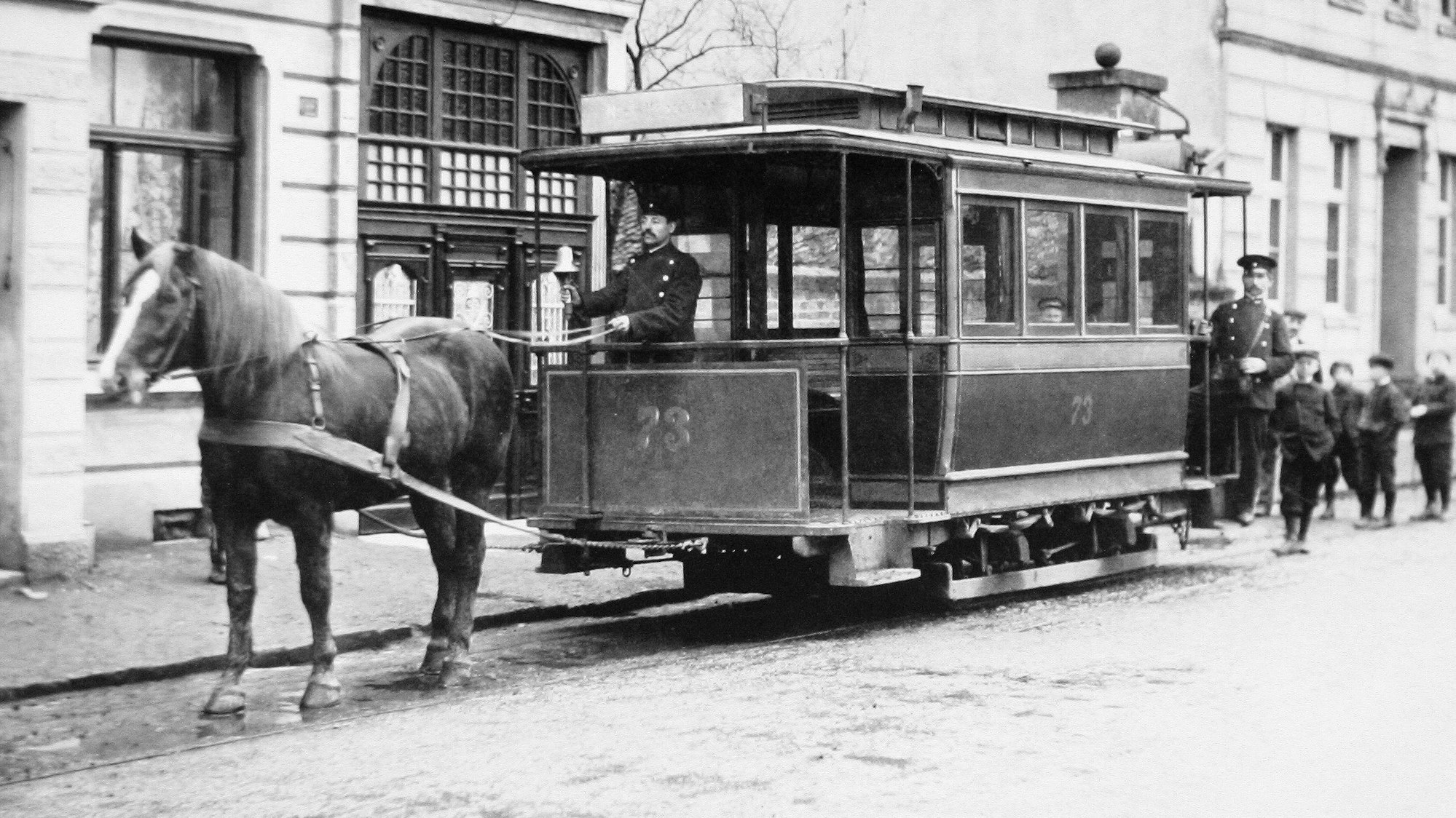 1909 hat die Pferdebahn in Bonn ihre letzte Fahrt. Sie verband den Marktplatz mit der Südstadt und dem damals noch selbstständigen Poppelsdorf.