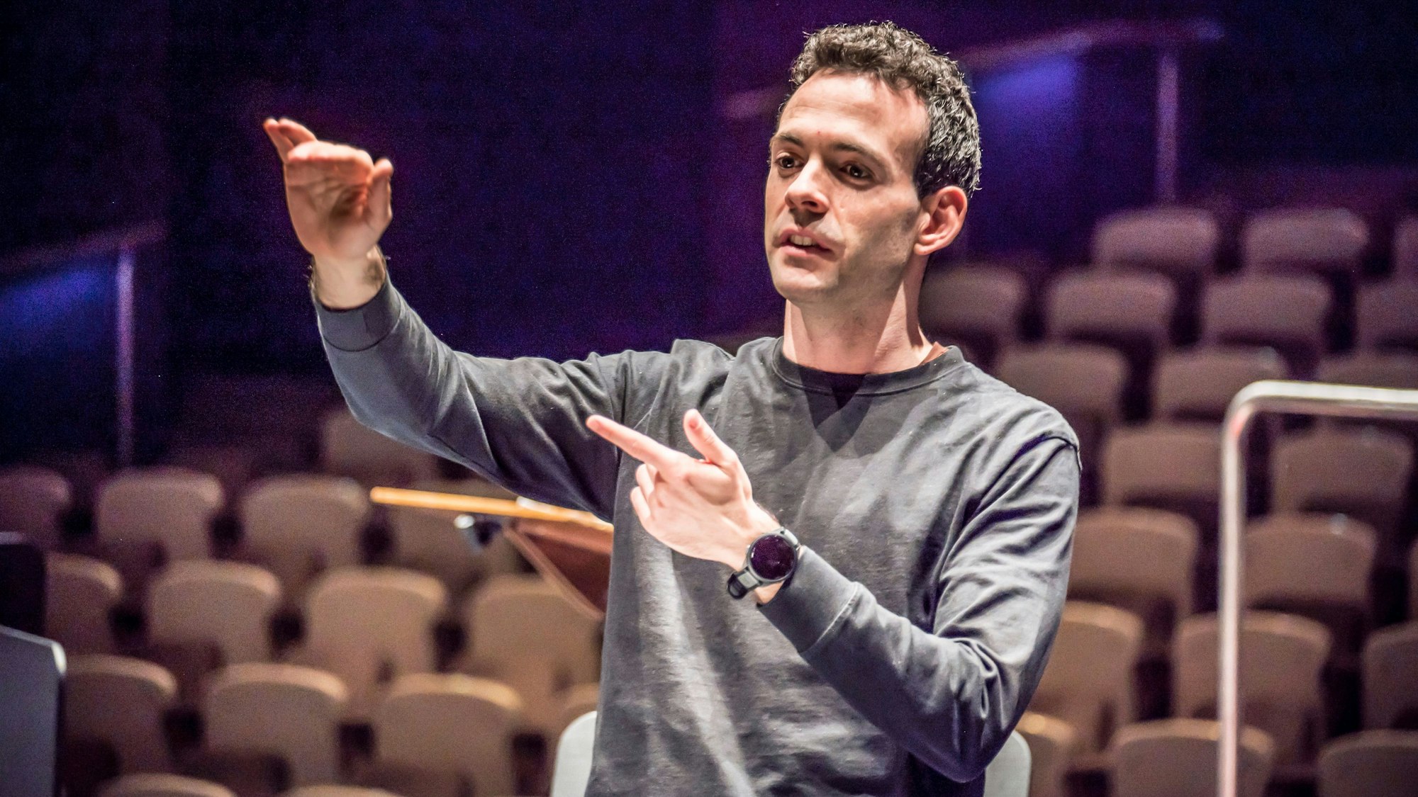 Dirigent Bayers Philharmoniker Jesús Ortega Martínez bei einer Orchesterprobe im Forum Leverkusen. Foto: Ralf Krieger