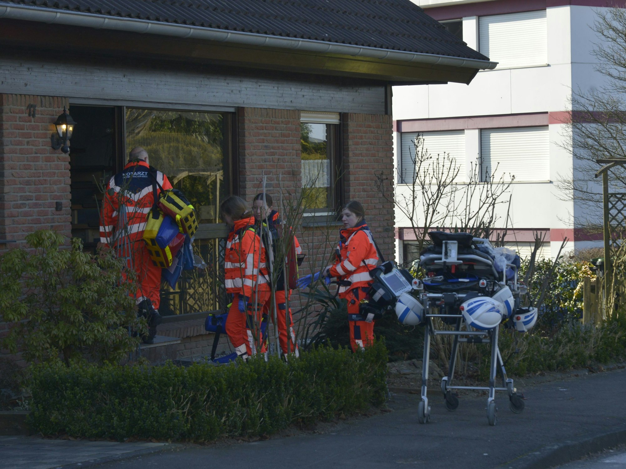 Auch in einem Nachbarhaus wurden die vom Feuer betroffenen Bewohner medizinisch betreut.