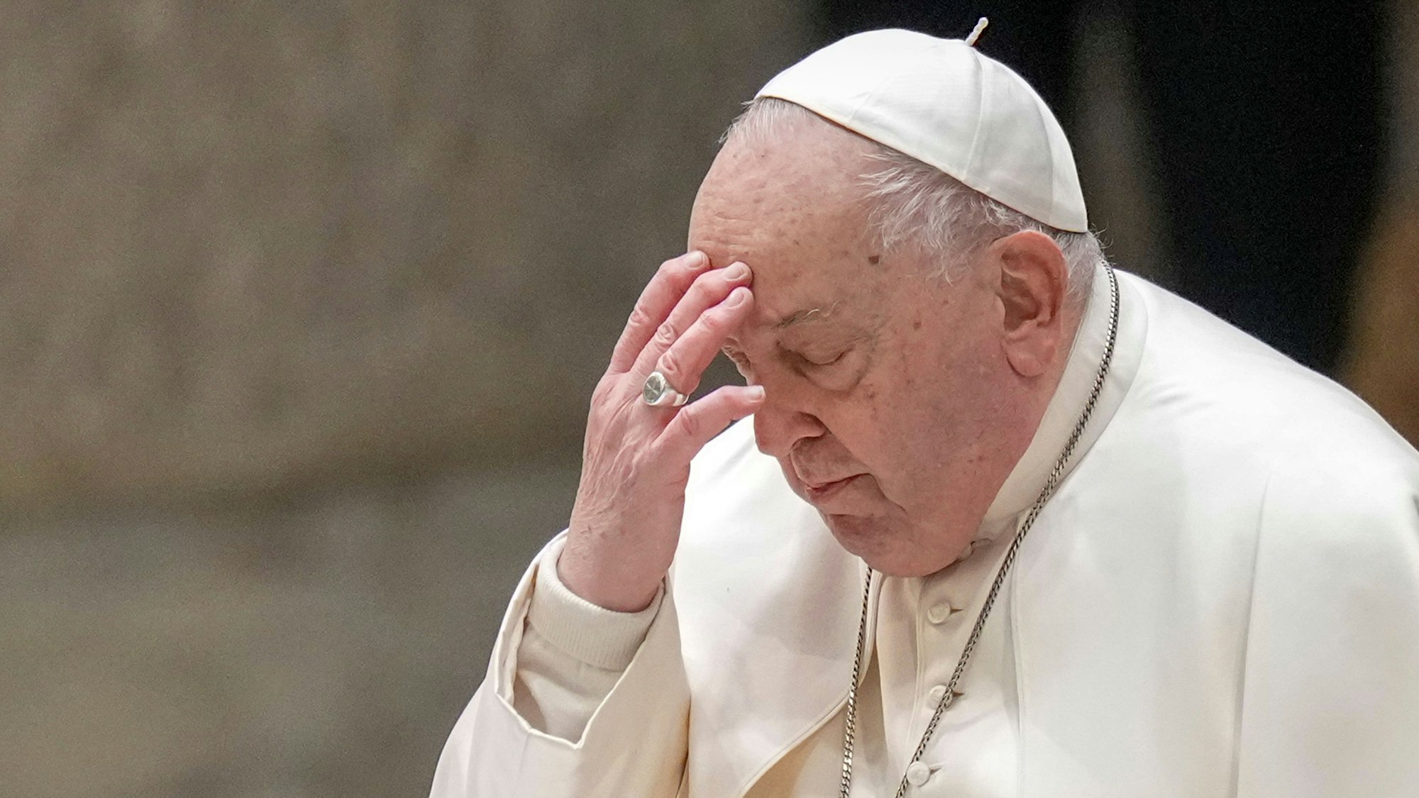 ARCHIV - 01.02.2025, Vatikan, Vatikanstadt: Papst Franziskus hält eine Jubiläumsaudienz in der Halle Papst Paul VI. im Vatikan. Seit Freitag wird der Papst in einer Klinik behandelt.(zu dpa: «Papst Franziskus hat Lungenentzündung») Foto: Andrew Medichini/AP/dpa +++ dpa-Bildfunk +++