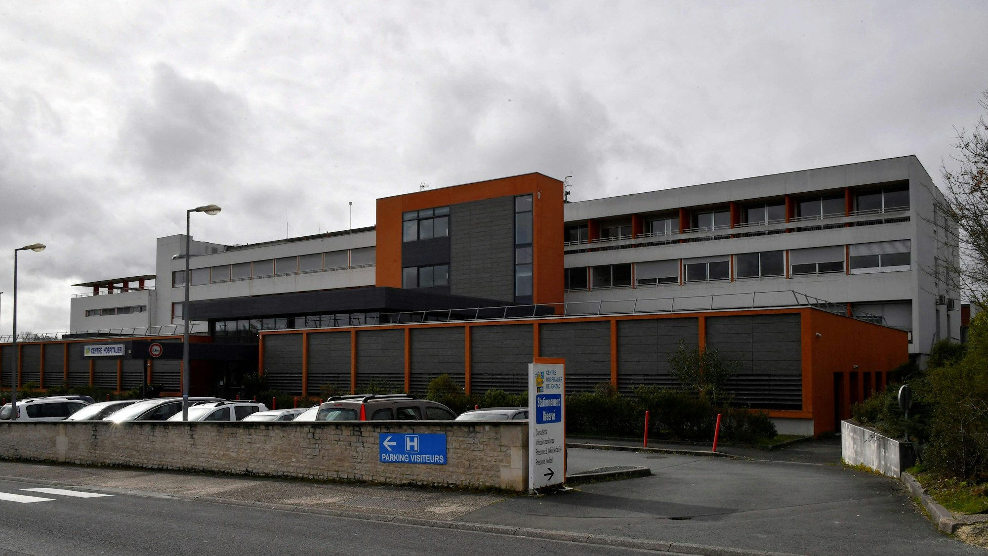 Das Krankenhaus von Jonzac, Frankreich, von außen.