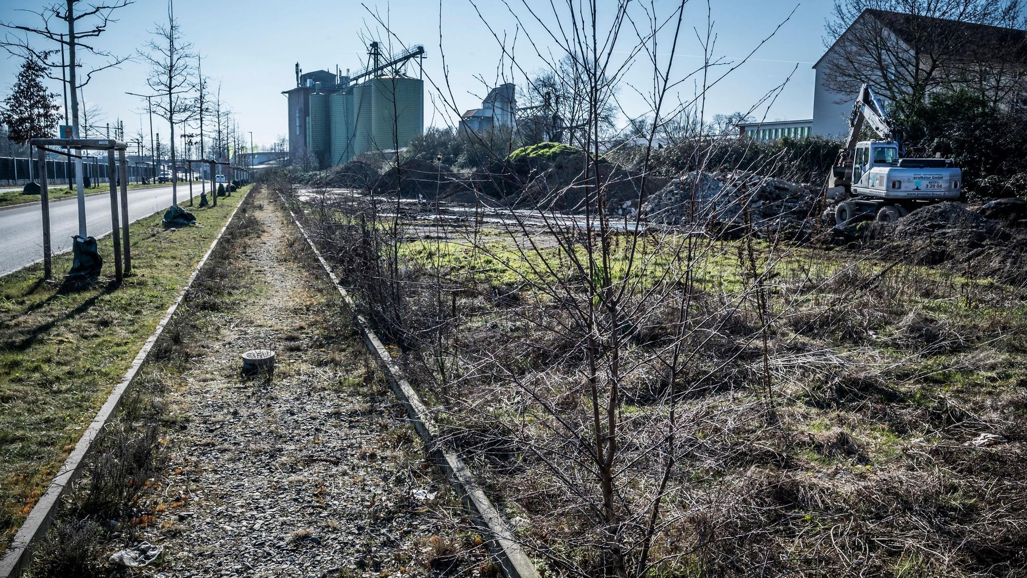 Der Standort für die Interimswache in Opladen liegt am südlichen Zipfel der Bahnstadt-West neben der Europaallee. Der Fußweg dort ist noch nicht ausgebaut. Foto: Ralf Krieger