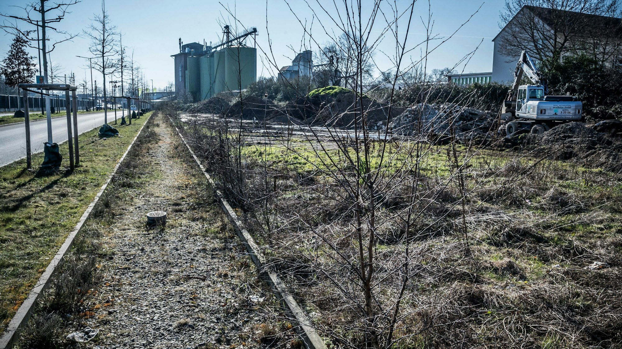 Der Standort für die Interimswache in Opladen liegt am südlichen Zipfel der Bahnstadt-West neben der Europaallee. Der Fußweg dort ist noch nicht ausgebaut. Foto: Ralf Krieger