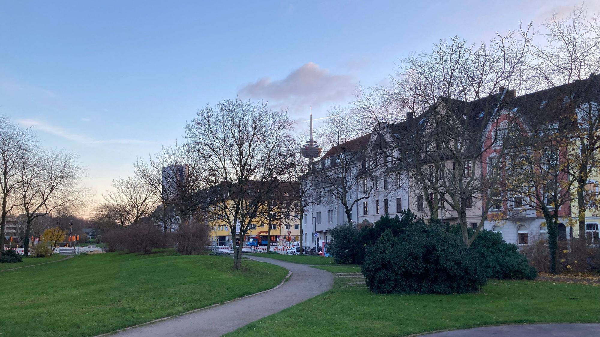 An der Nußbaumer Straße in Neuehrenfeld ist heute nichts mehr von der alten Margarinefabrik zu sehen: Nur eine Parkfläche lässt noch erahnen, wo die Fabrik einst stand.