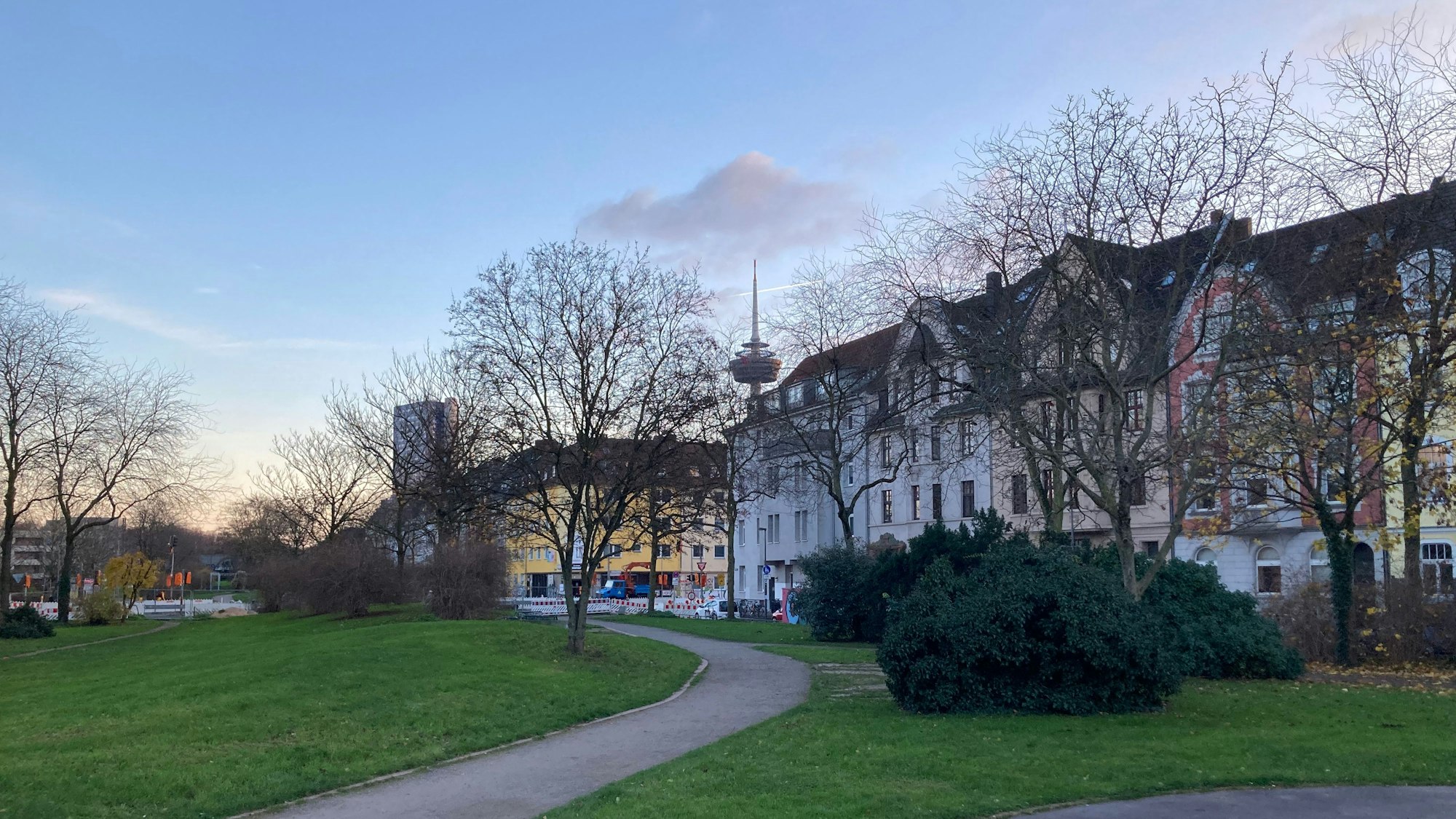 An der Nußbaumer Straße in Neuehrenfeld ist heute nichts mehr von der alten Margarinefabrik zu sehen: Nur eine Parkfläche lässt noch erahnen, wo die Fabrik einst stand.