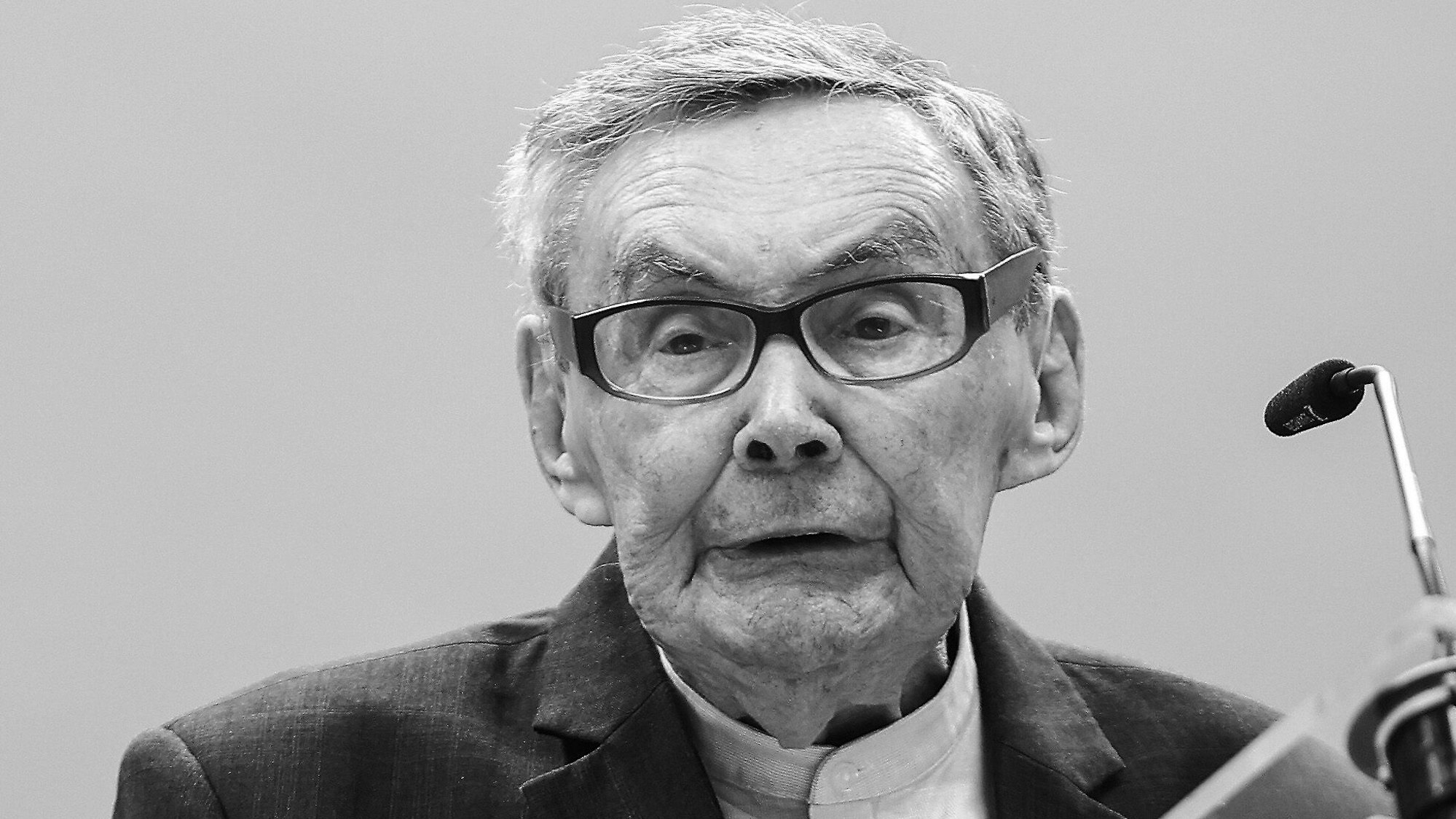ARCHIV - 02.08.2024, Polen, Oswiecim: Marian Turski, Holocaust-Überlebender und Präsident des Internationalen Auschwitz Komitees, spricht während einer Gedenkfeier zum Europäischen Holocaust-Gedenktag für Sinti und Roma im ehemaligen deutschen Vernichtungslager Auschwitz-Birkenau. Turski starb am Nachmittag im Alter von 98 Jahren in Warschau, wie das Komitee mitteilte. Turski war 2021 zum Präsidenten der Organisation gewählt worden. Foto: Lukasz Gagulski/PAP/dpa +++ dpa-Bildfunk +++