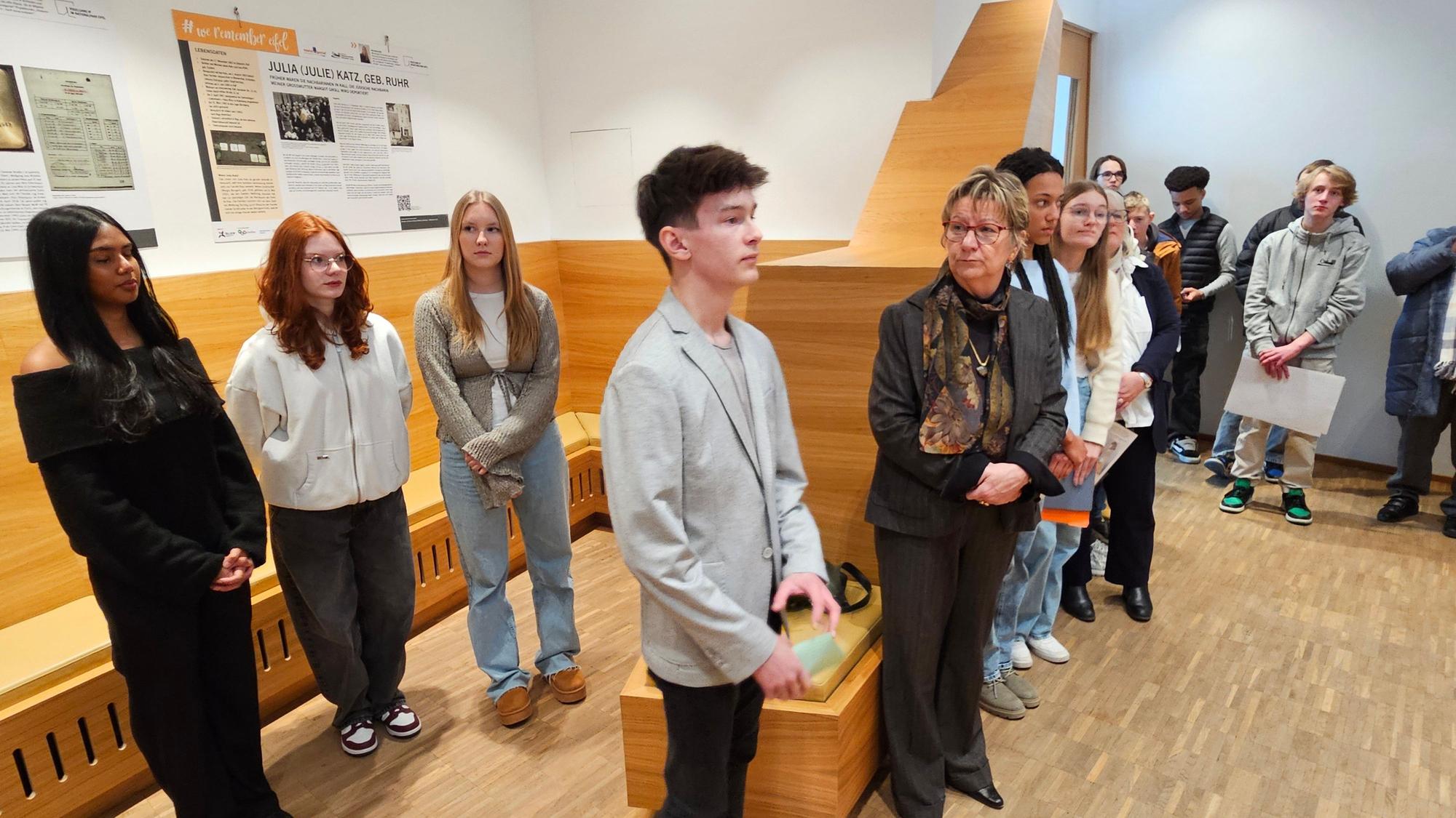 Christian Baran steht neben Silvia Löhrmann, daneben und dahinter stehen weitere Schüler.