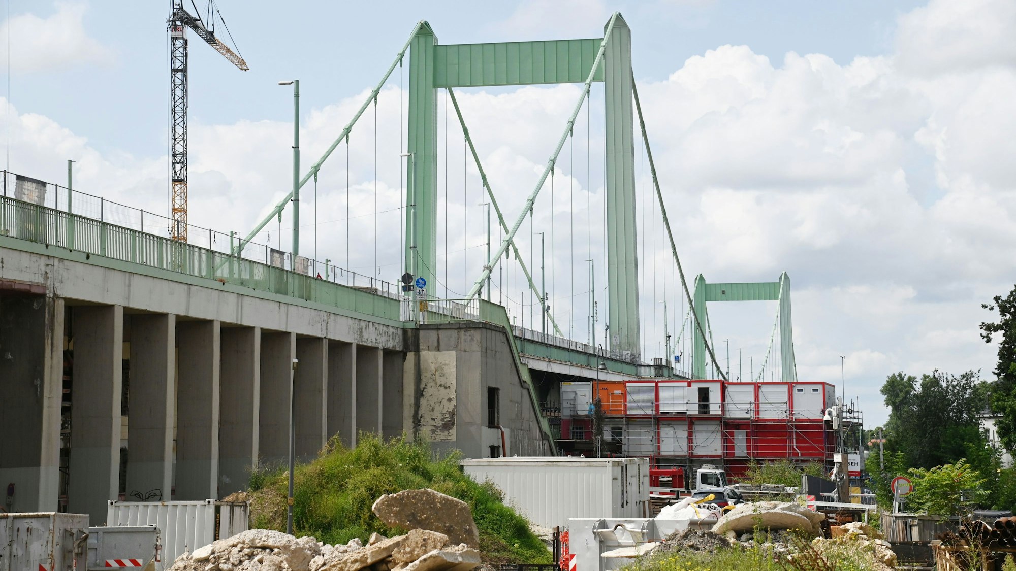 Die Baustelle Mülheimer Brücke im vergangenen Sommer: Die Sanierung zieht sich weiter hin.
