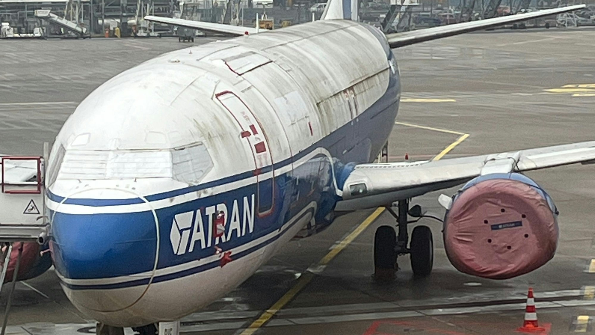 Die Boeing 737 des russischen Frachtunternehmens Atran hängt seit drei Jahren auf dem Flughafen Köln-Bonn fest.
