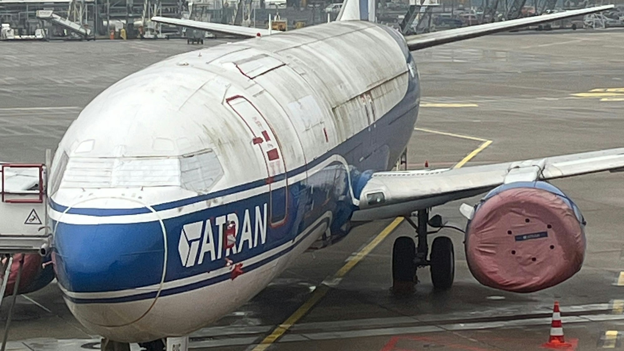 Die Boeing 737 des russischen Frachtunternehmens Atran hängt seit drei Jahren auf dem Flughafen Köln-Bonn fest.