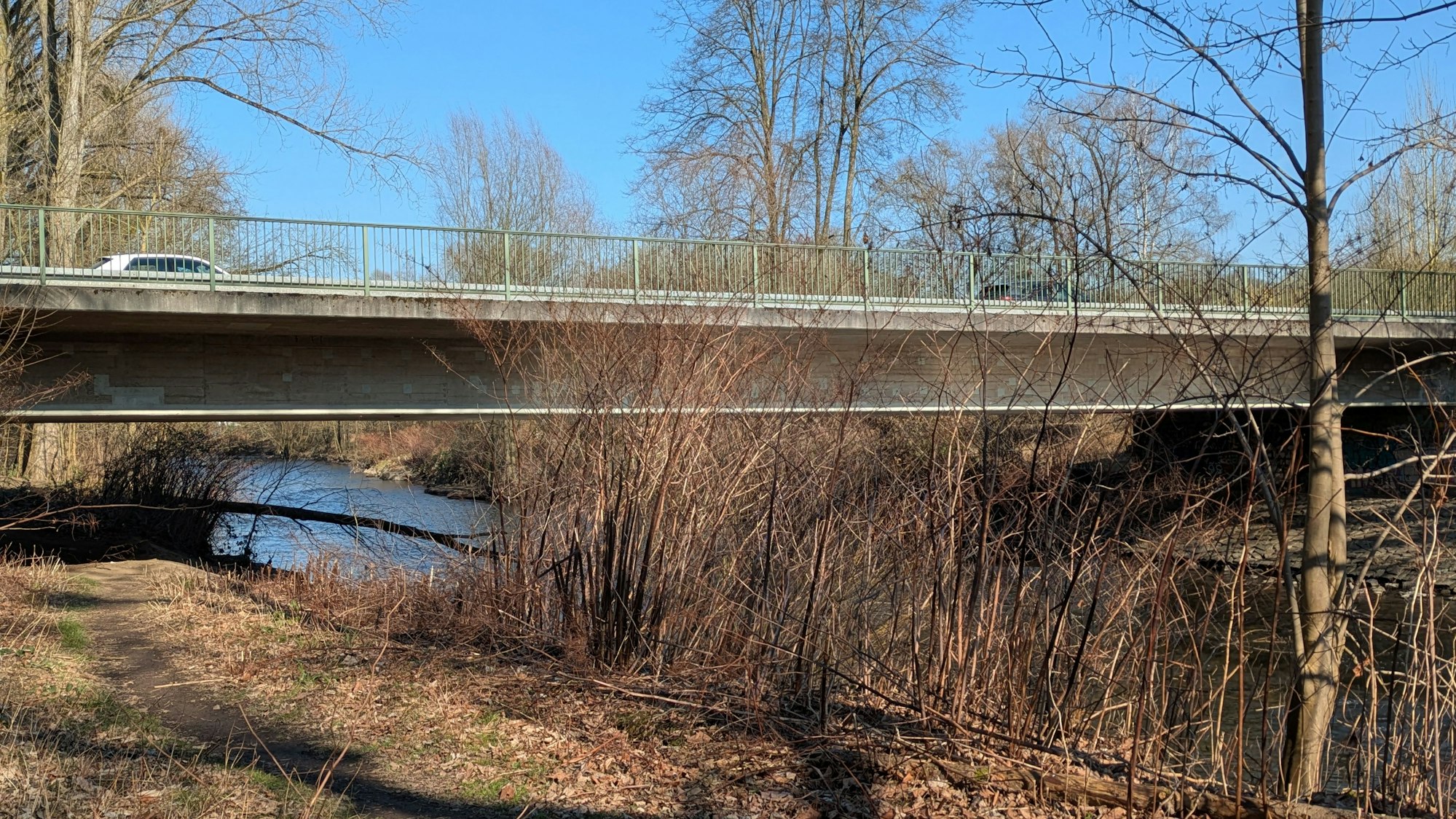 Eine Brücke führt über die Wupper in Leichlingen.