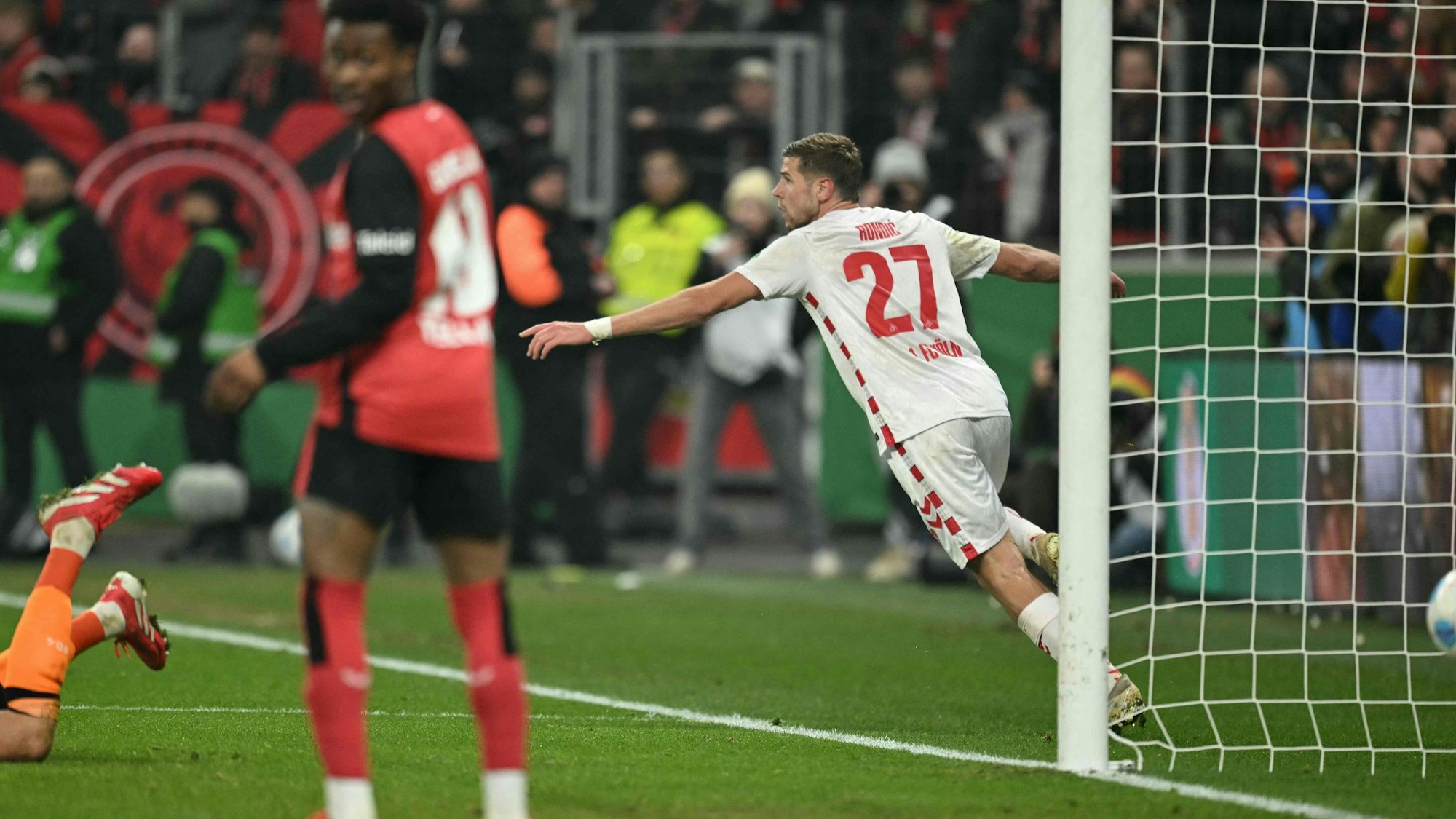 Rondics Treffer zum 3:3 gegen Leverkusen wurde wegen einer knappen Abseitsstellung annulliert.