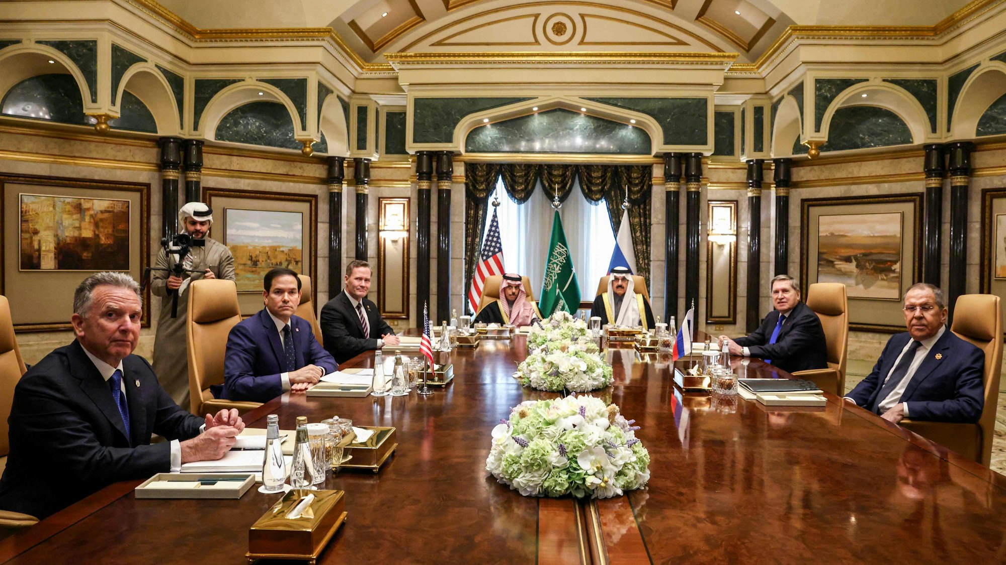 Das amerikanische Verhandlungsteam um Außenminister Marco Rubio zusammen mit den russischen Vertretern um Außenminister Sergej Lawrow in Riad.