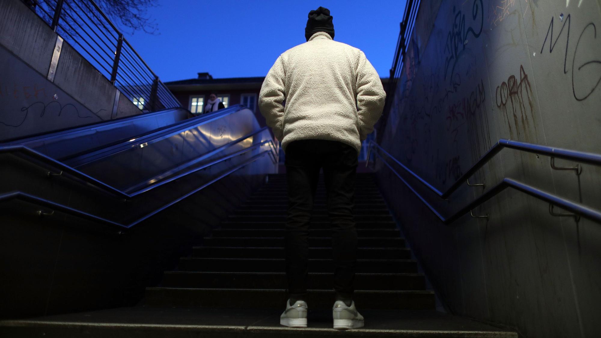 Sedat lebt in Kalk und will anonym bleiben. Er ist von hinten auf einer Treppe zu sehen.