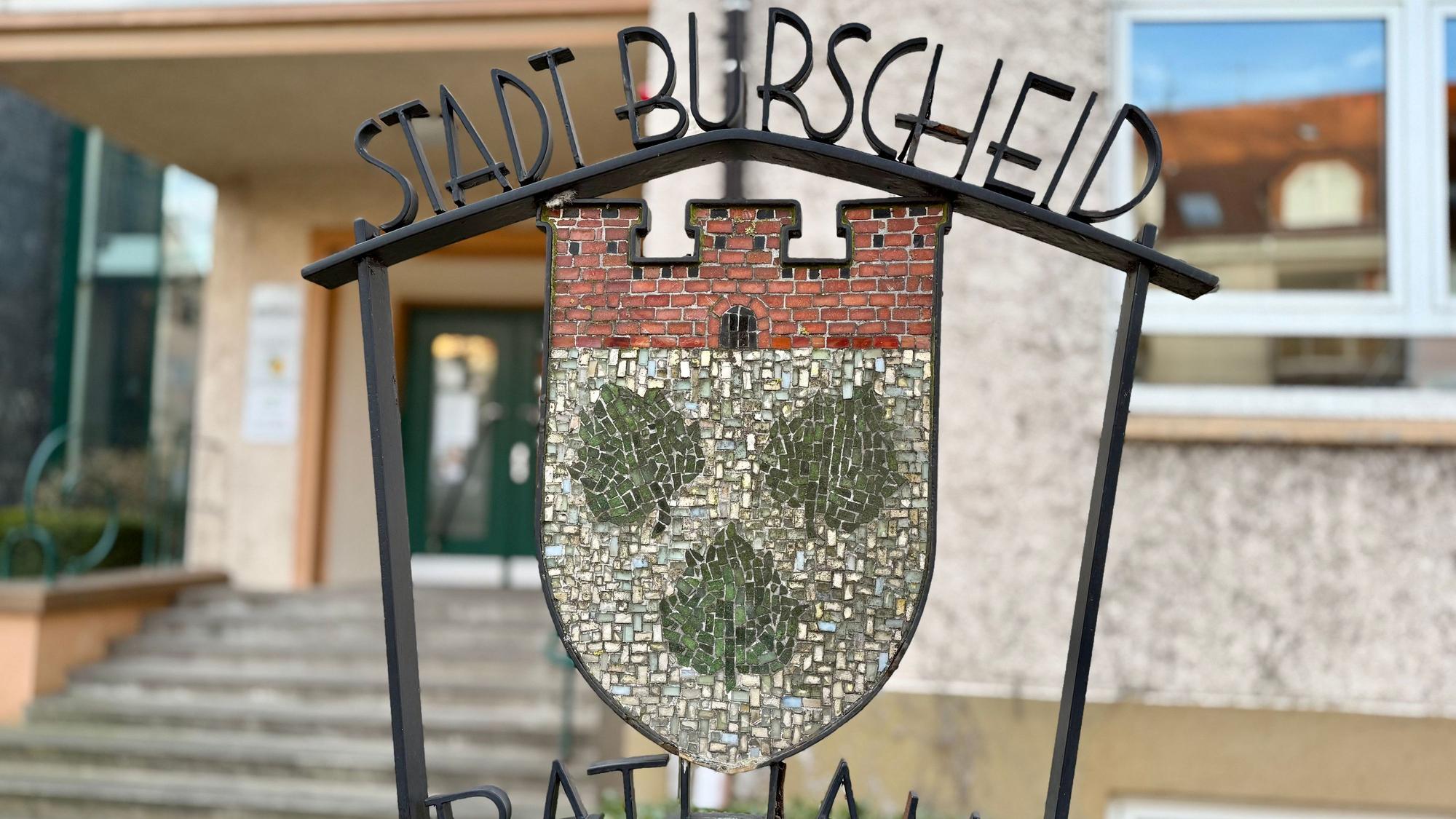 Das Schild vor dem Nebeneingang des Rathauses in Burscheid