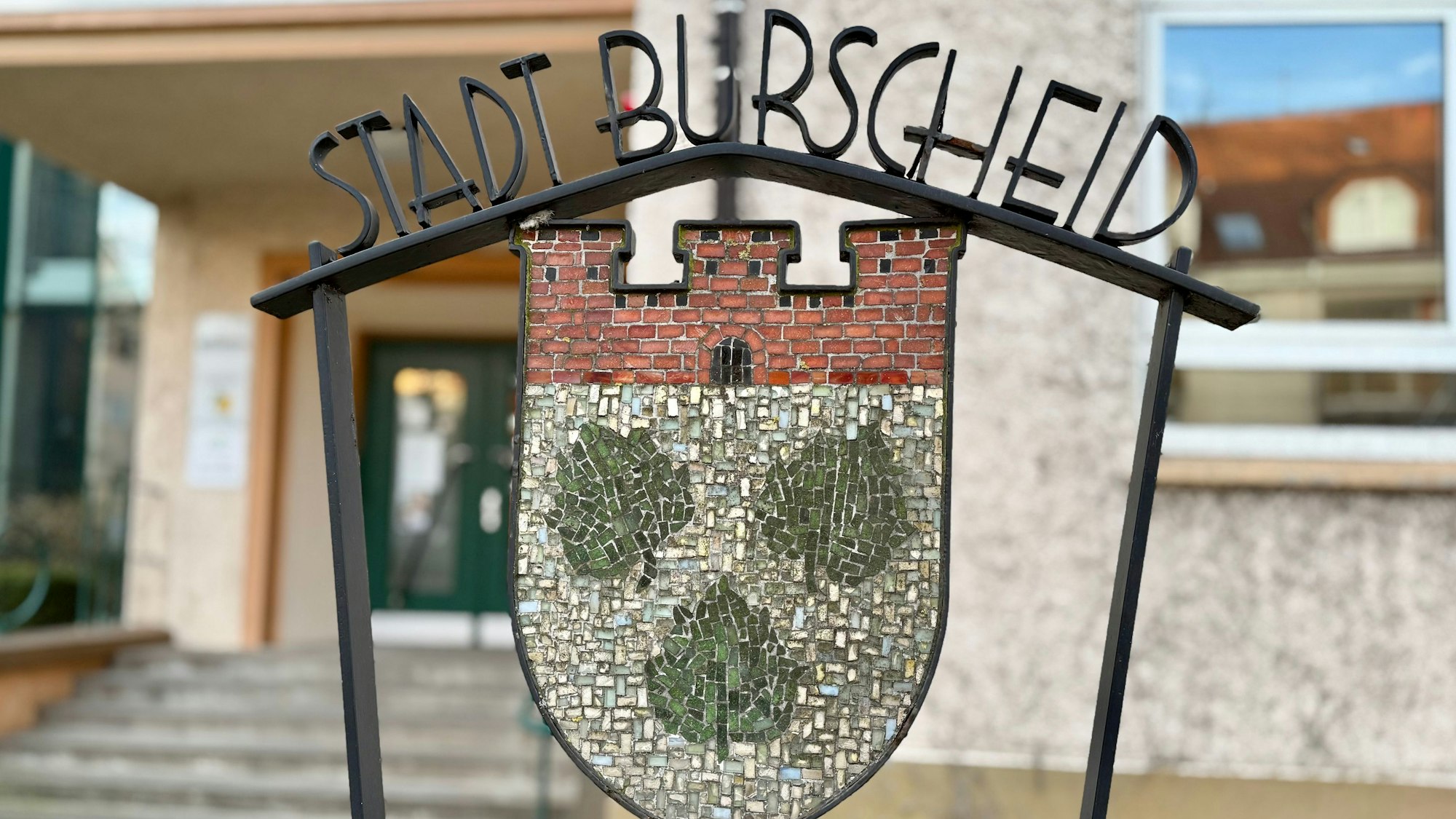 Das Schild vor dem Nebeneingang des Rathauses in Burscheid
