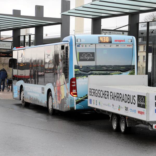 Ein Bus der Linie 430 Bergisch Gladbach – Burscheid steht mit leerem Anhänger am Gladbacher Busbahnhof.