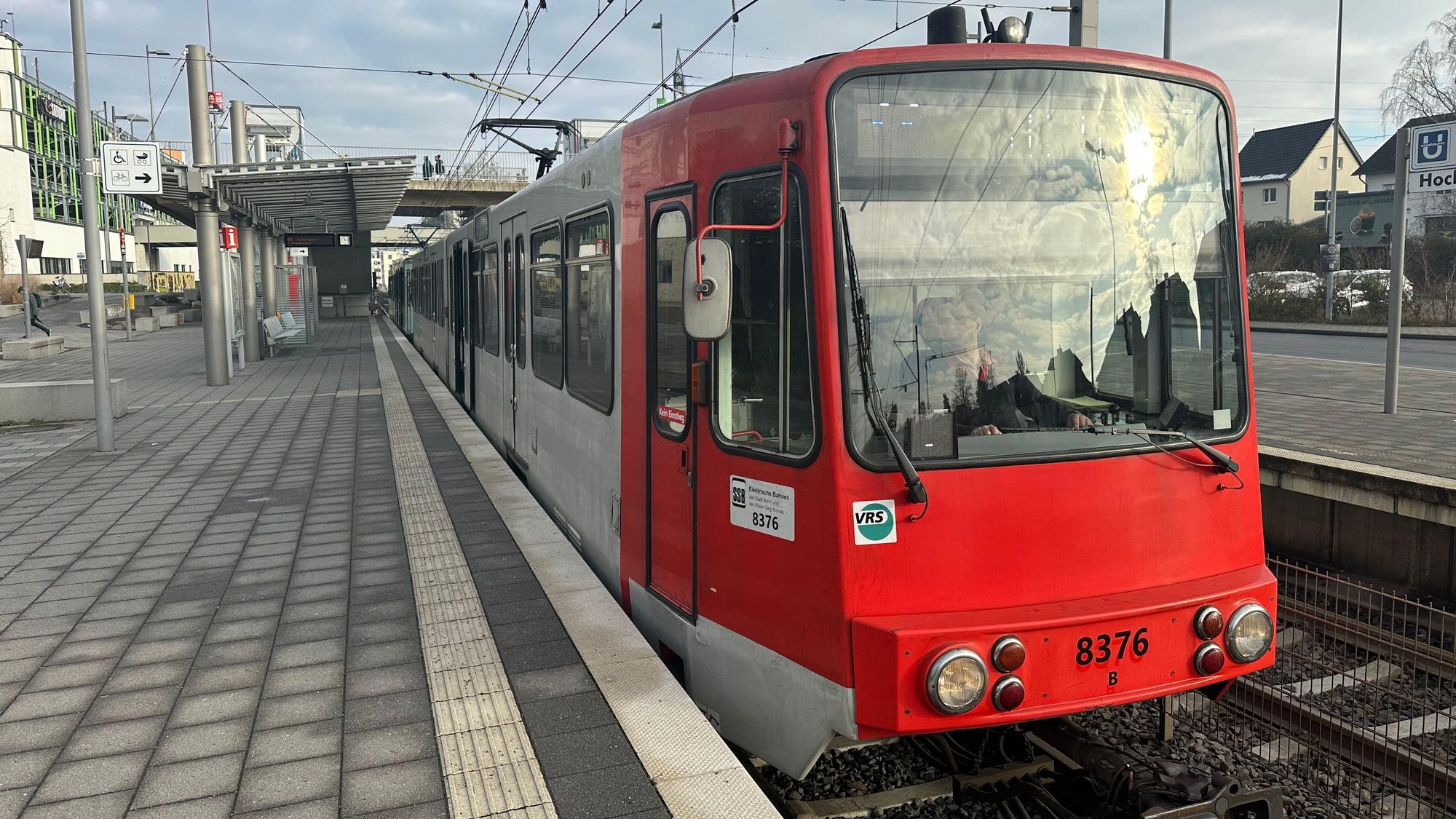 Zug der Linie 66 an der Haltestelle am Huma.