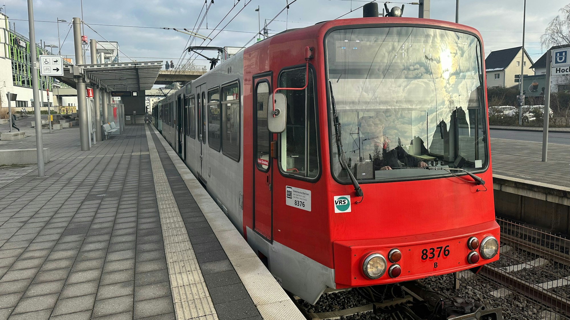 Zug der Linie 66 an der Haltestelle am Huma.